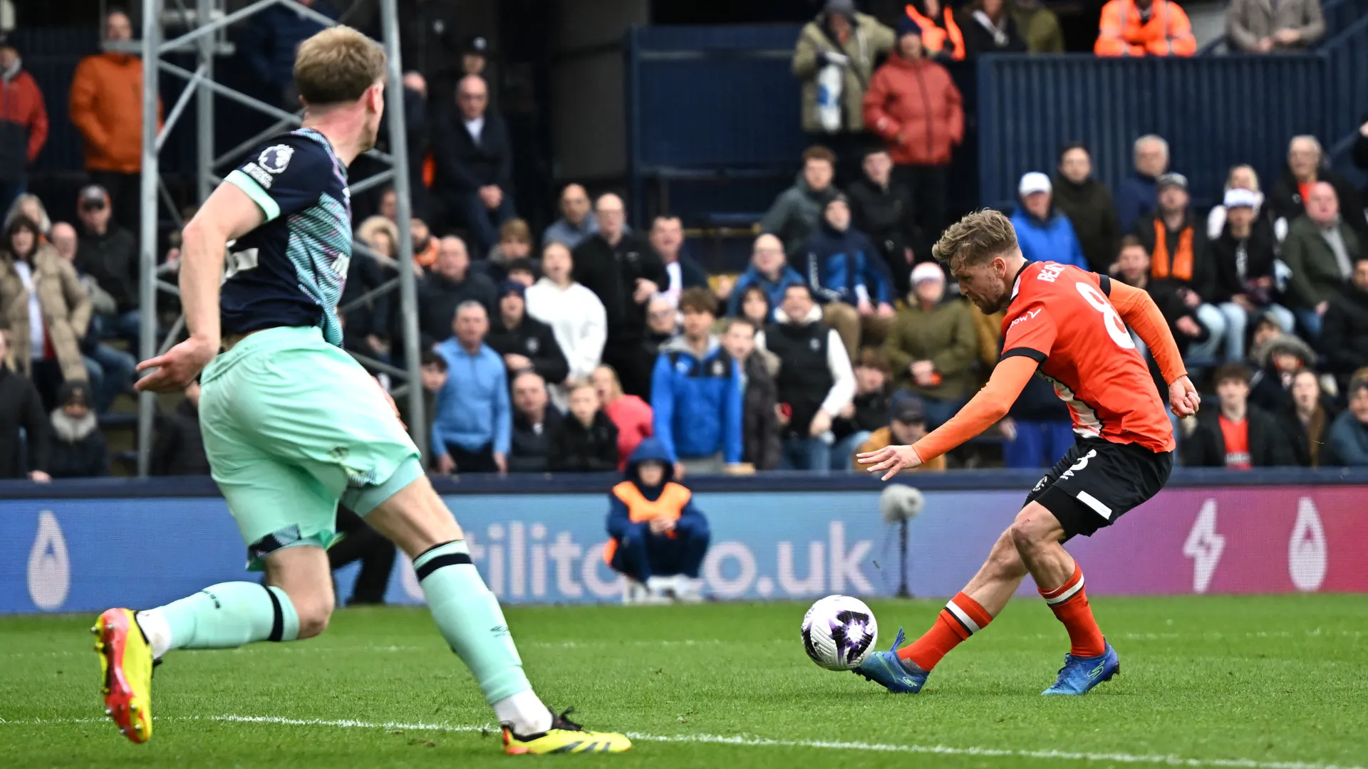Luke Berry ăn mừng thăng hạng cùng Luton Town