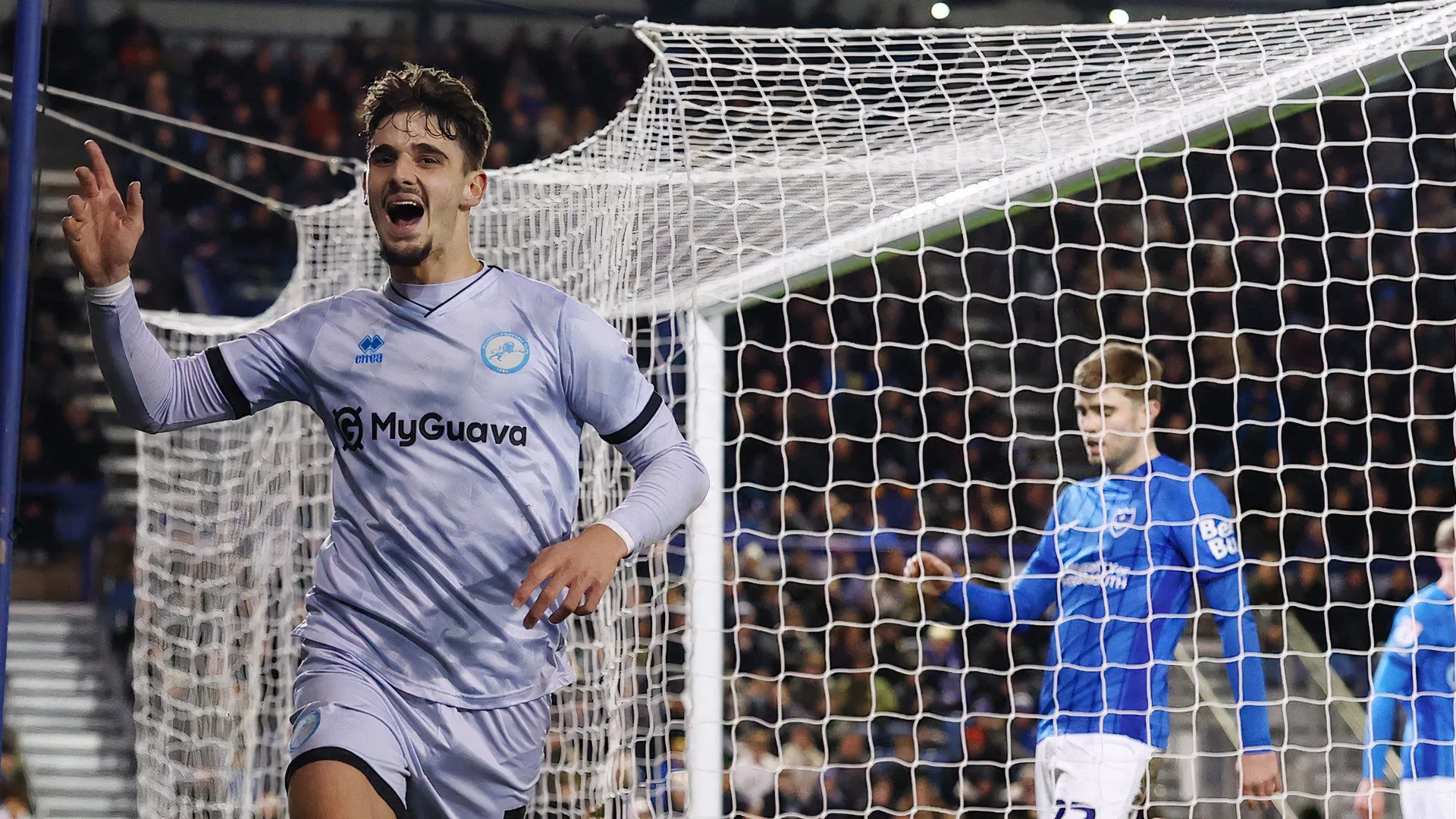 Mihailo Ivanovic (Millwall) trong pha tranh chấp với cầu thủ Portsmouth