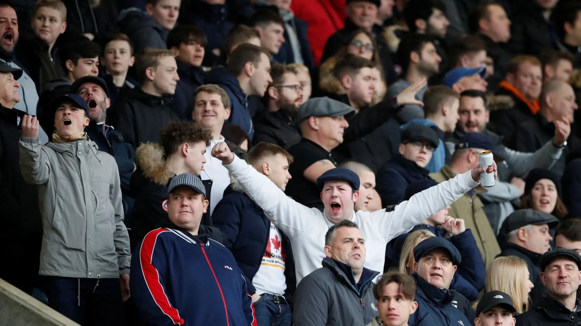 Người hâm mộ cuồng nhiệt của Millwall tại sân The Den, tạo ra bầu không khí đặc trưng.