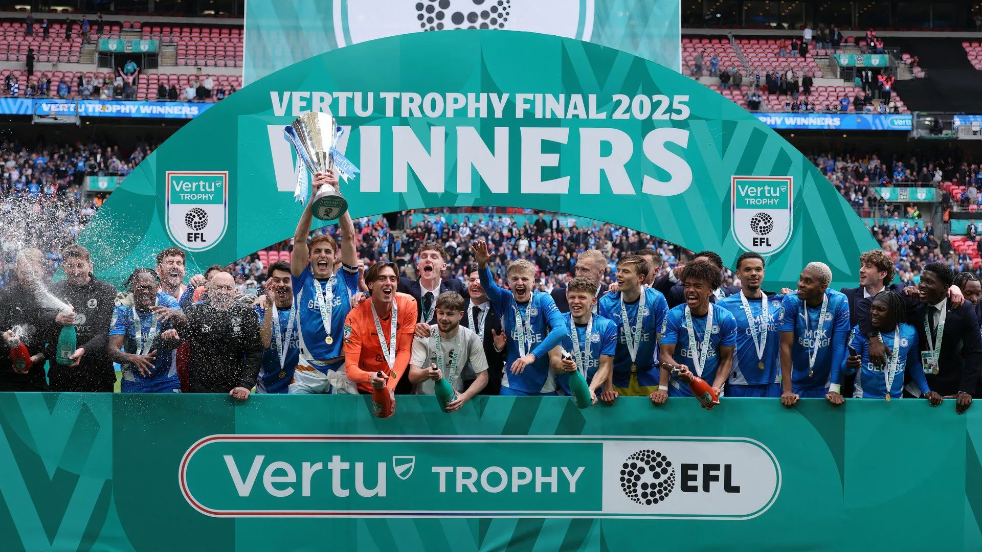 Peterborough United ăn mừng chức vô địch EFL Trophy