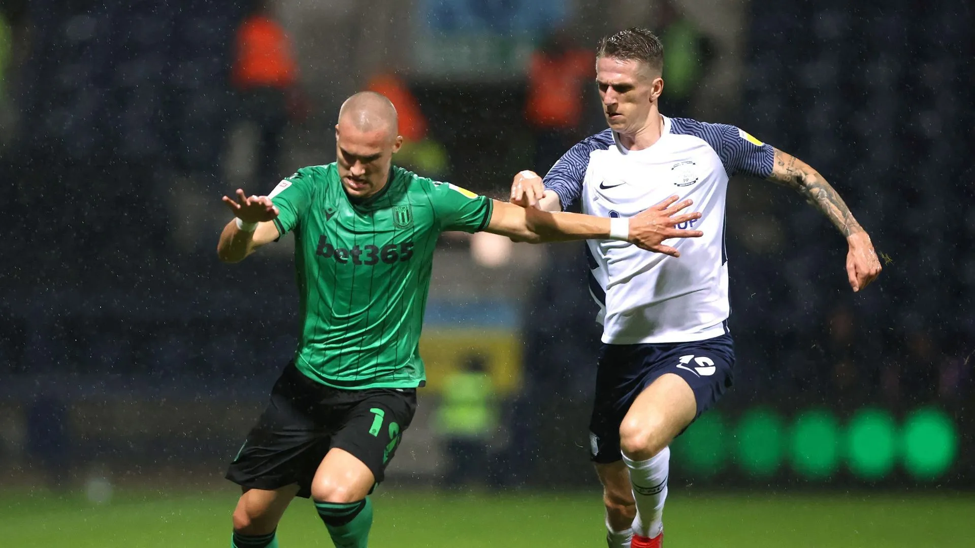 Pha tranh bóng trong trận đấu tại giải Championship giữa Preston North End và Stoke City