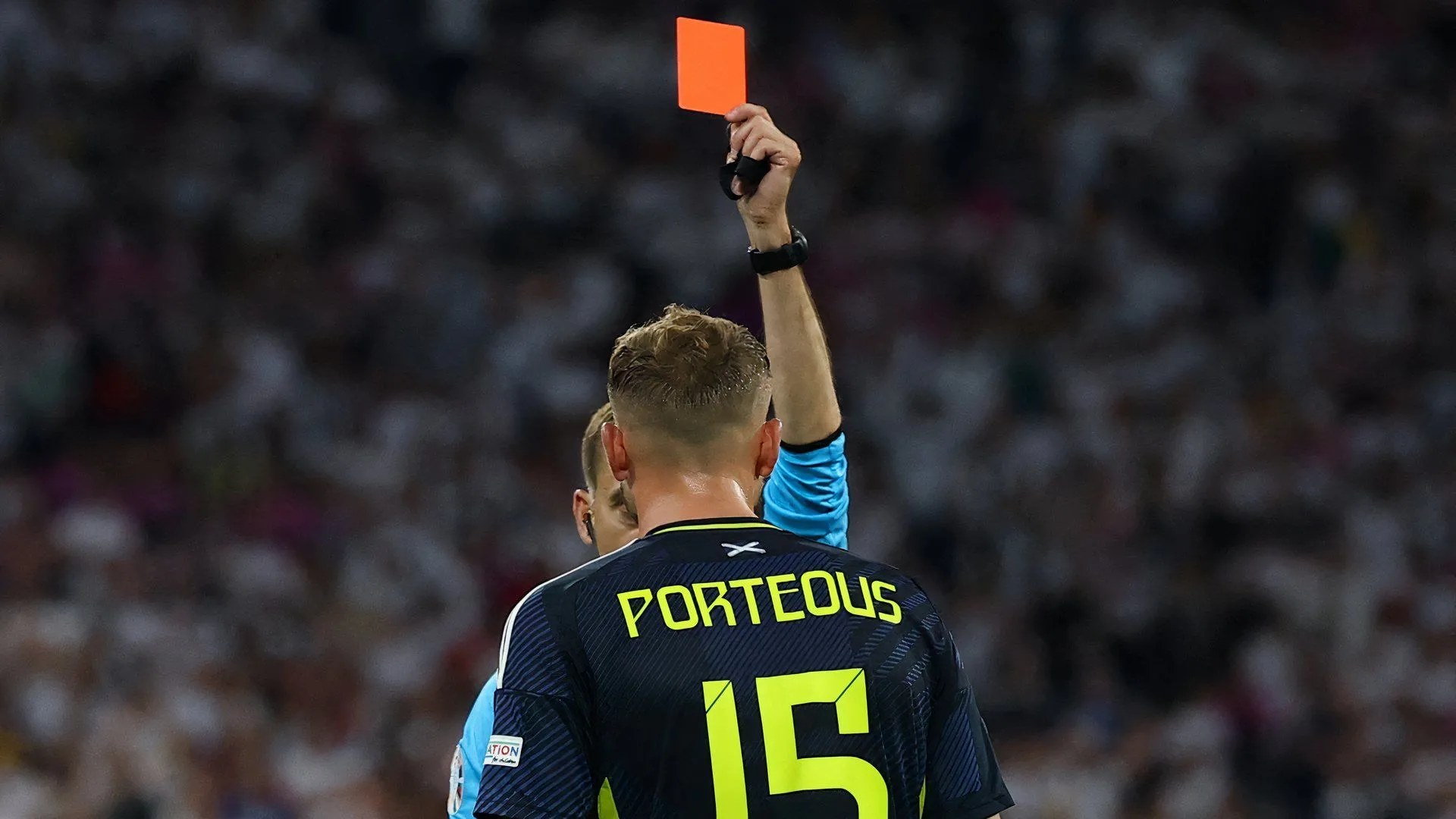 Ryan Porteous nhận thẻ đỏ trong trận đấu của Đội tuyển Scotland tại Euro 2024.