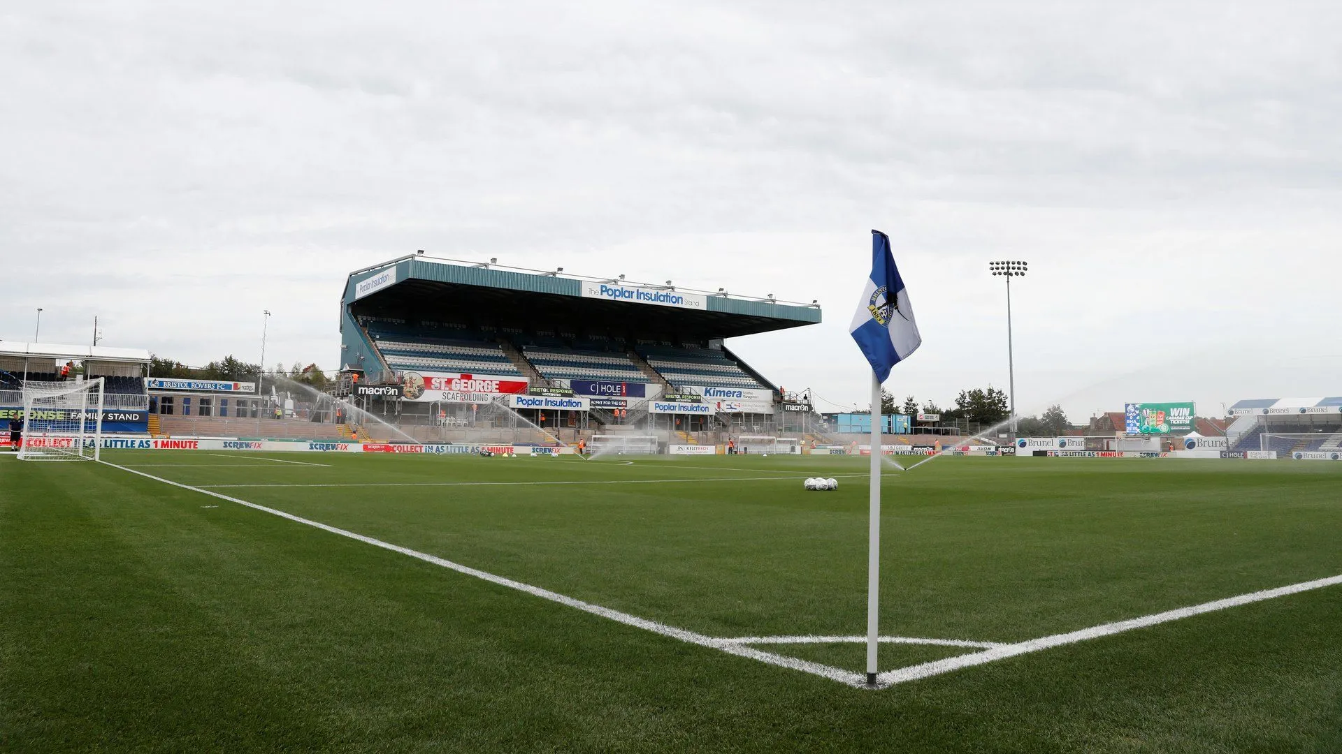 Sân Memorial Ground, sân nhà của Bristol Rovers tại League Two