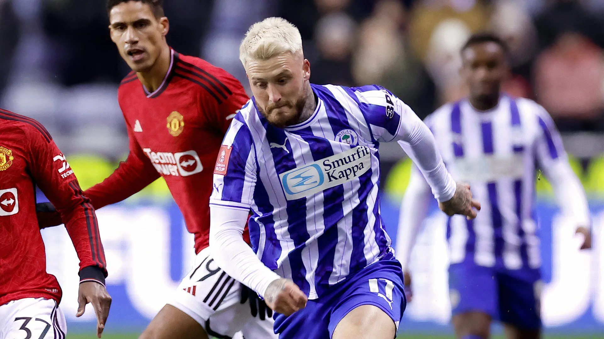 Stephen Humphrys trong màu áo Wigan Athletic, tiền đạo đang được MK Dons theo đuổi.