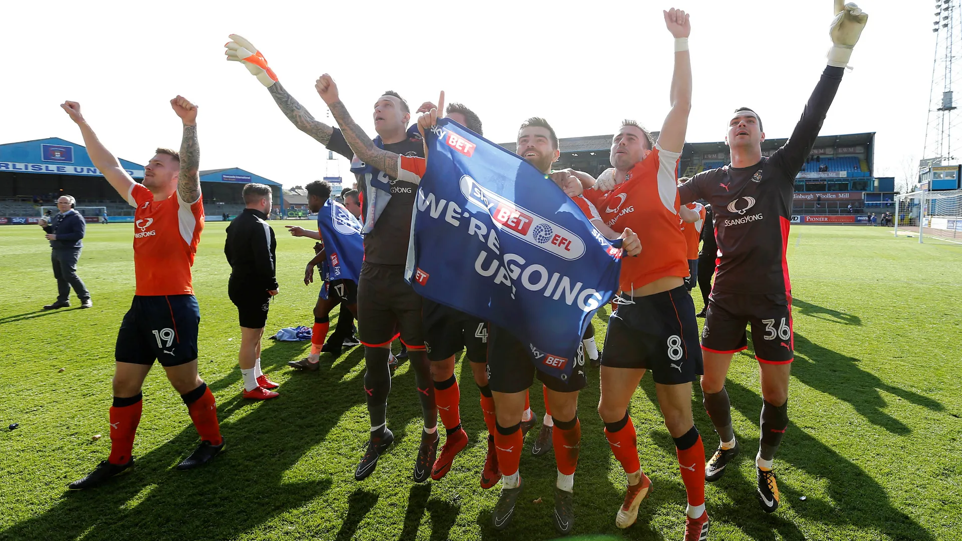 Tập thể Luton Town ăn mừng thăng hạng League Two