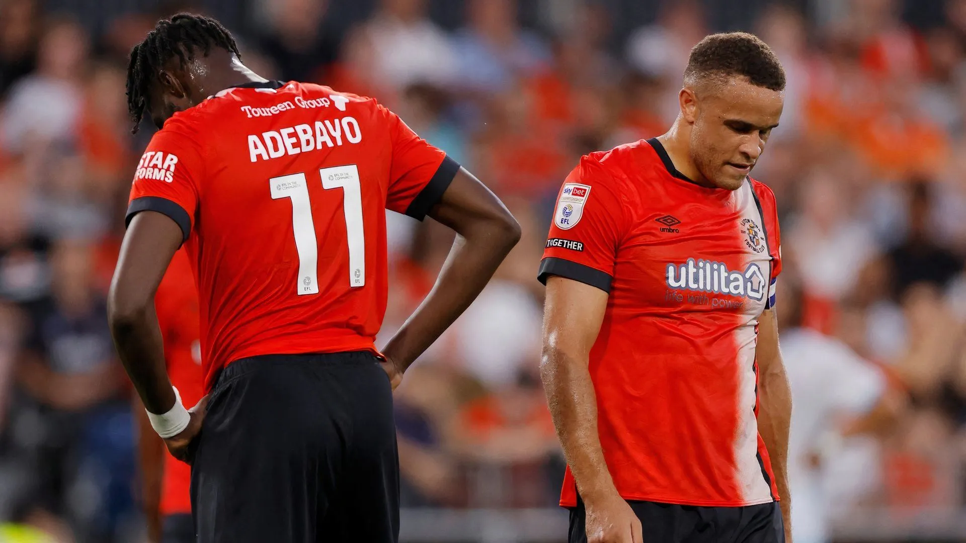 Tiền đạo Carlton Morris và Elijah Adebayo của Luton Town
