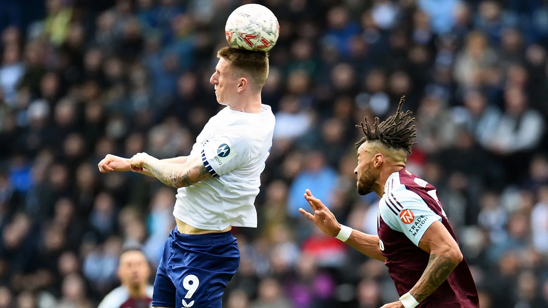 Tiền đạo Emil Riis trong trận đấu của Preston North End tại Championship