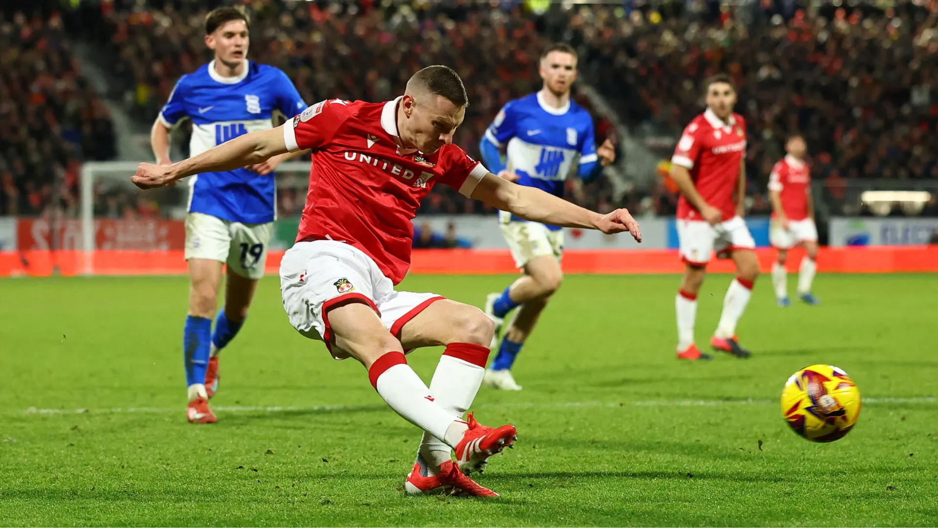 Tiền đạo Paul Mullin của Wrexham nhìn về phía khán đài