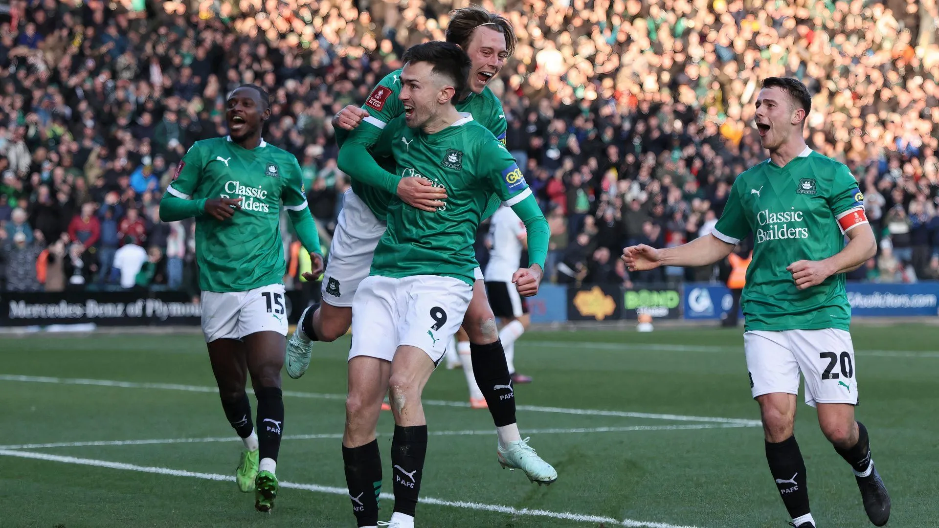 Tiền đạo Ryan Hardie ăn mừng bàn thắng cho Plymouth Argyle
