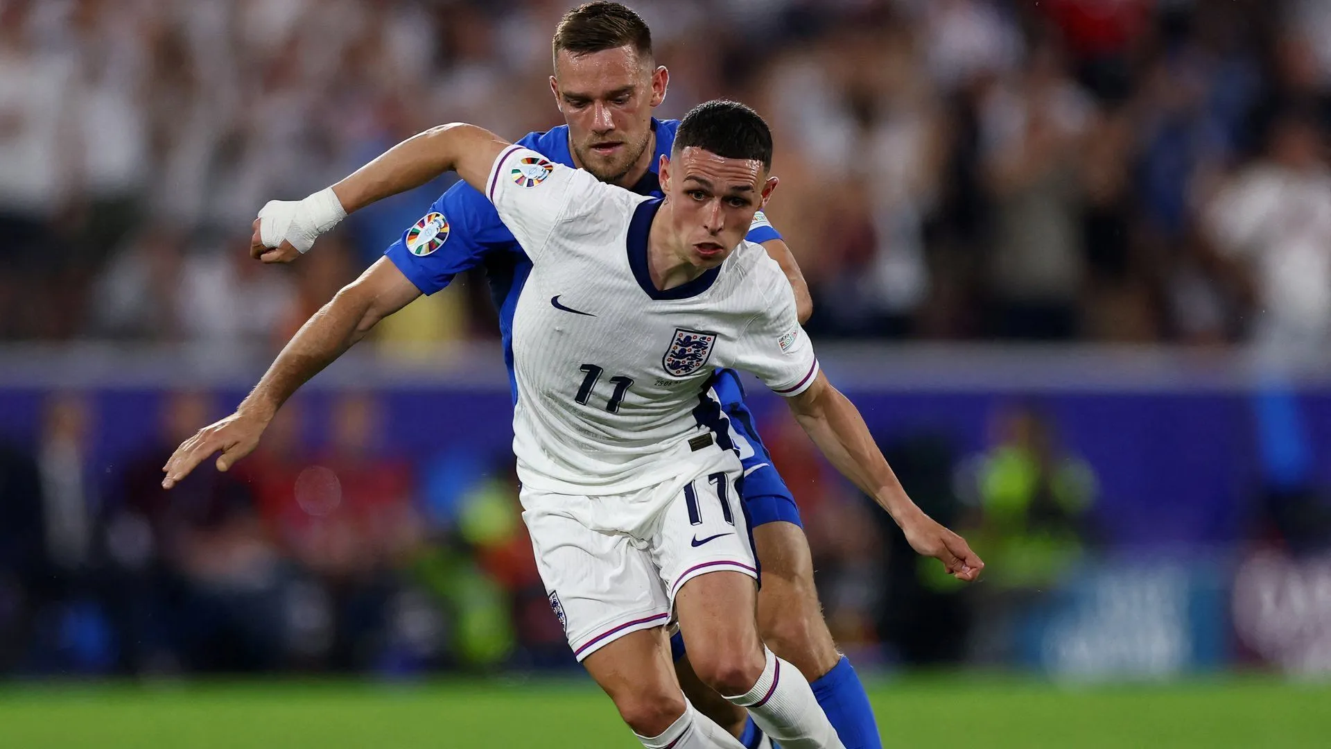 Timi Max Elsnik đối đầu Phil Foden trong một trận đấu lứa trẻ, liên quan đến lứa U17 Anh vô địch thế giới của HLV Steve Cooper