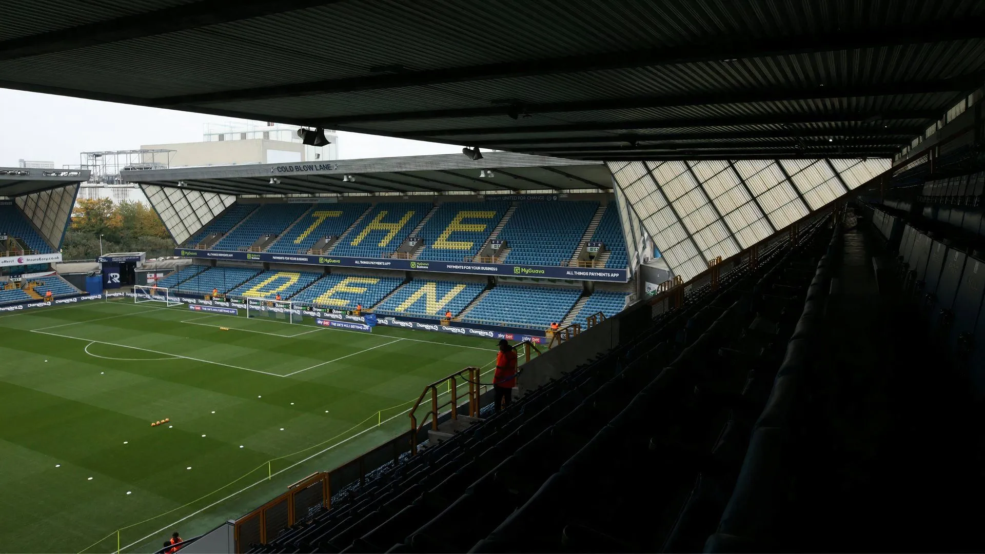 Toàn cảnh sân vận động The Den của CLB Millwall.