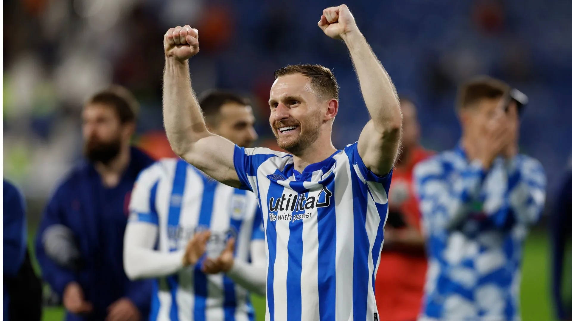 Tom Lees thi đấu cho Huddersfield Town
