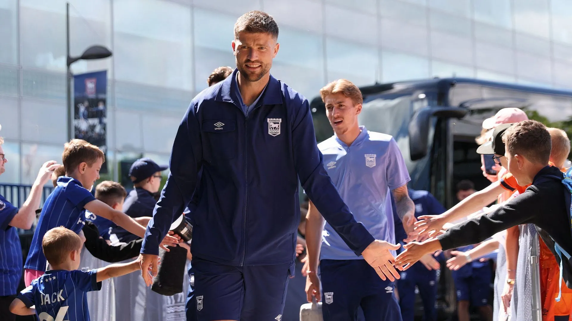 Trung vệ Cameron Burgess trong màu áo Ipswich Town