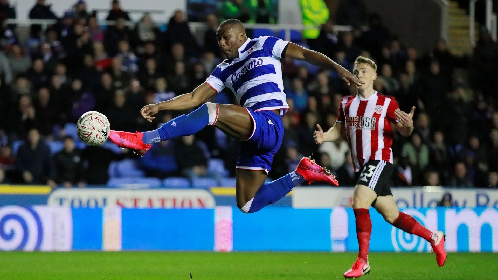 Yakou Meite trong màu áo Reading FC, câu lạc bộ anh đã gắn bó 7 năm.