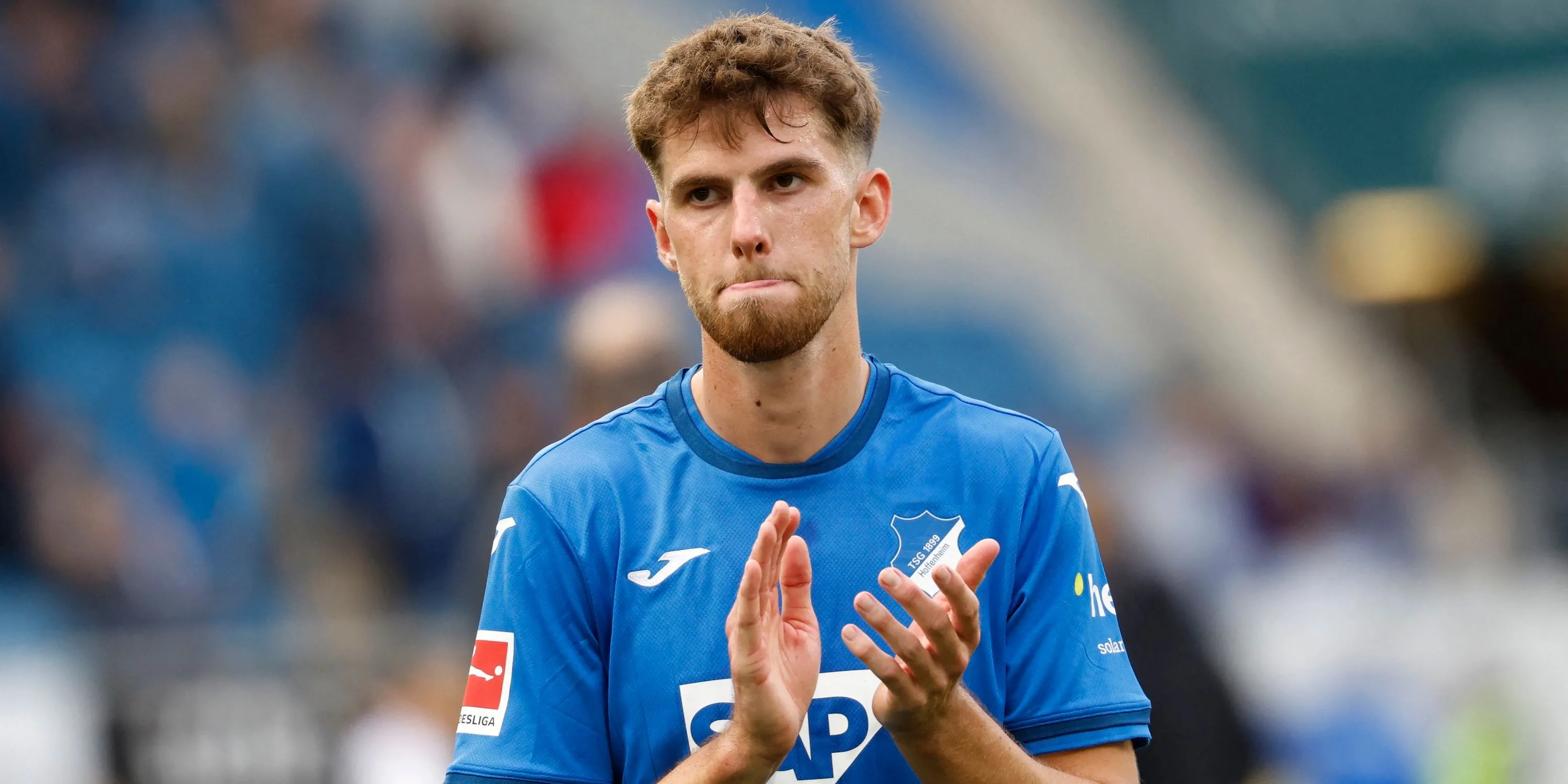 Anton Stach của Hoffenheim trong một pha tranh chấp bóng.