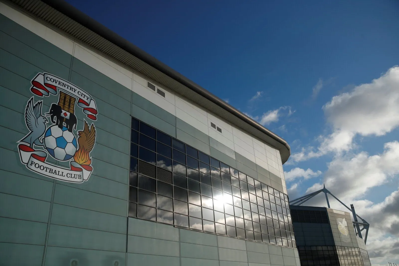Bên ngoài sân CBS Arena, sân nhà của Coventry City, với thiết kế hiện đại nhưng thiếu sự gắn kết.