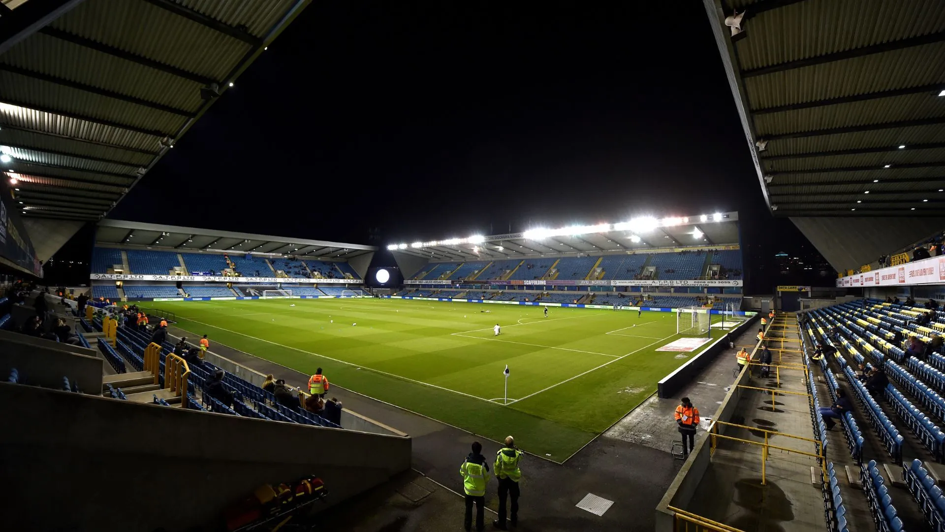 Bên trong The Den, sân nhà của Millwall, một nơi nổi tiếng với không khí &quot;đáng sợ&quot; hơn là sự ấm cúng.