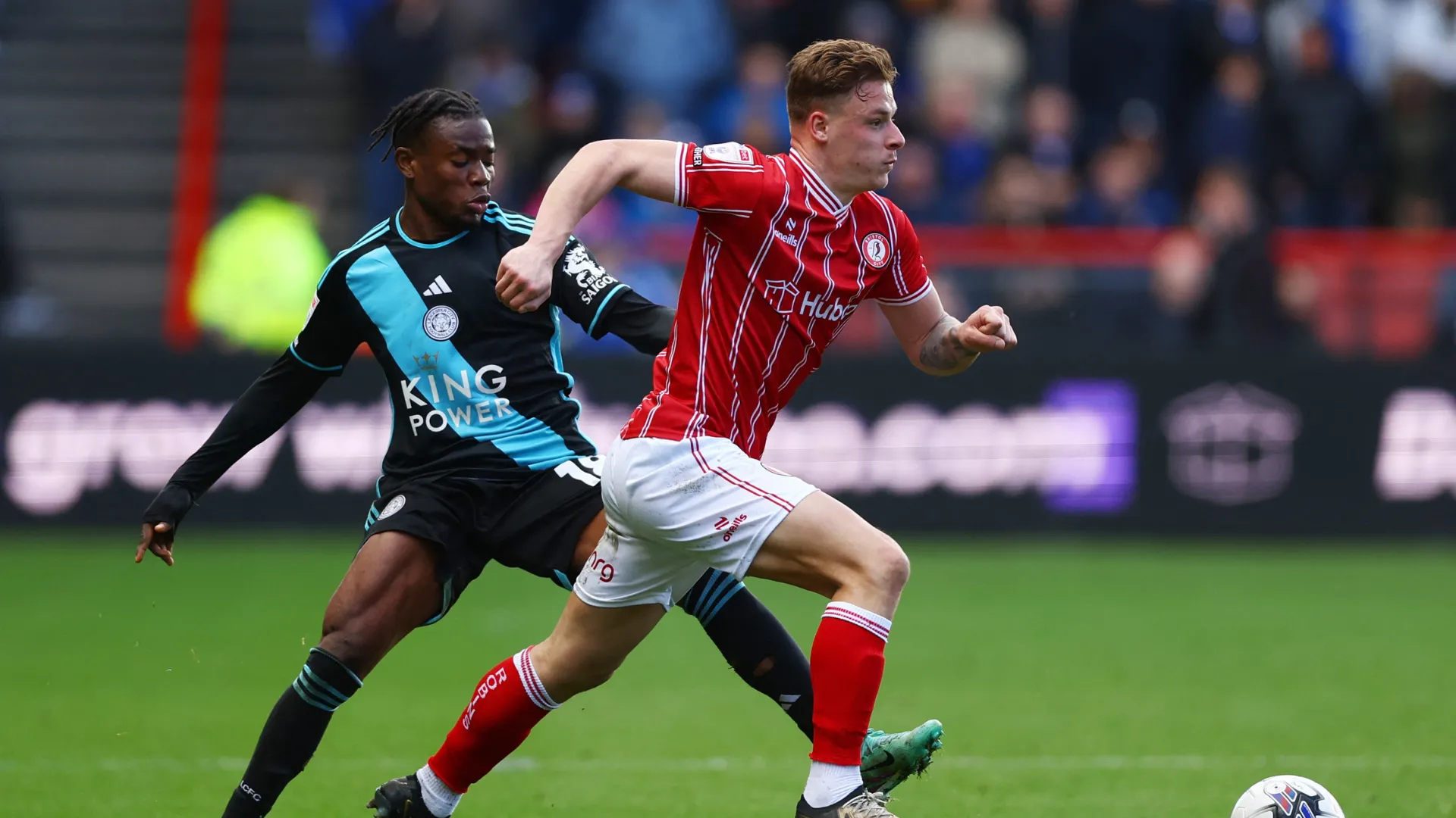 Cam Pring trong trang phục thi đấu của Bristol City thực hiện pha bóng trên sân Championship