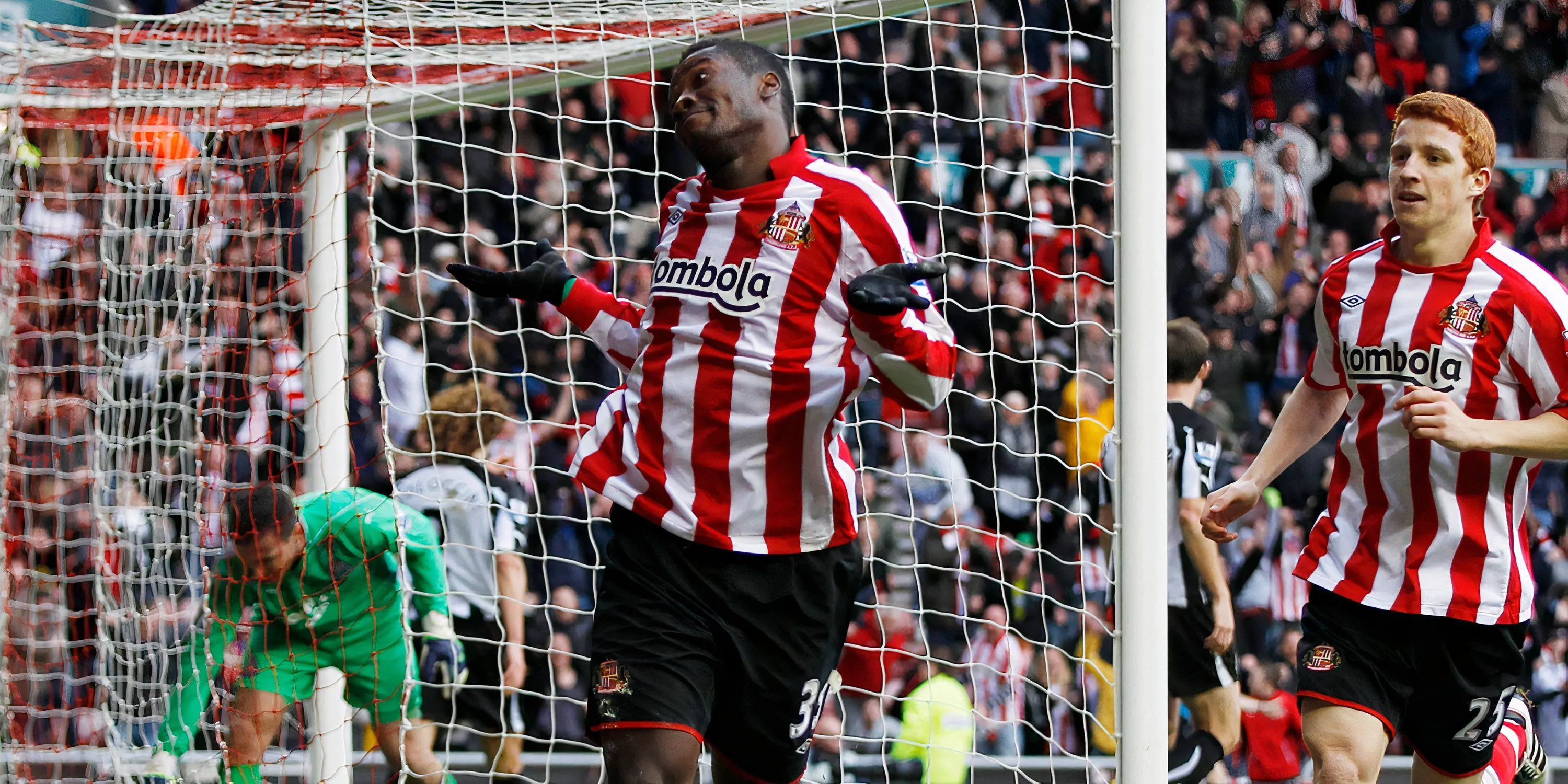 Cựu tiền đạo Sunderland Asamoah Gyan ăn mừng bàn thắng tại Premier League