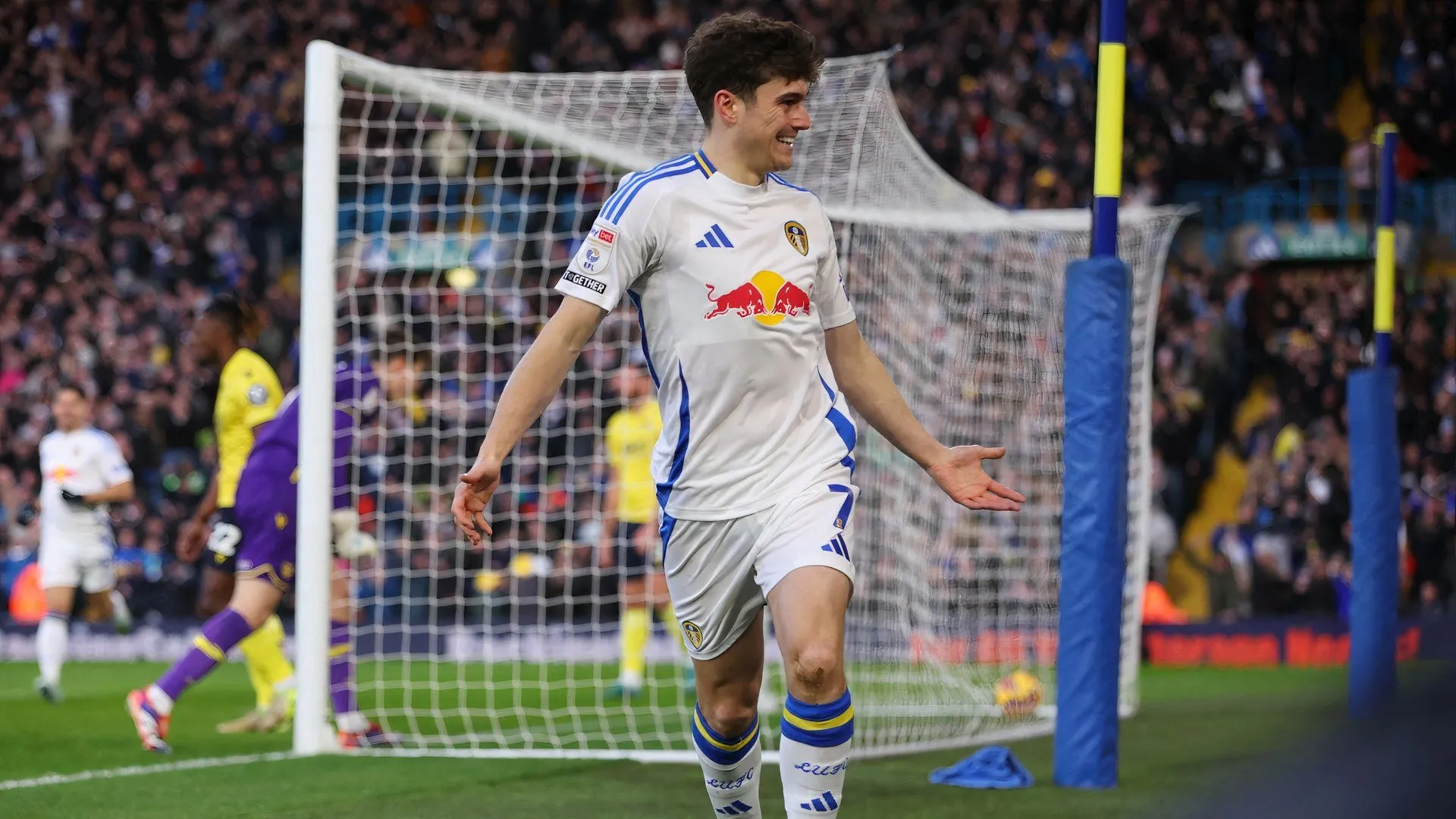 Daniel James ghi bàn cho Leeds United trong một trận đấu tại Championship
