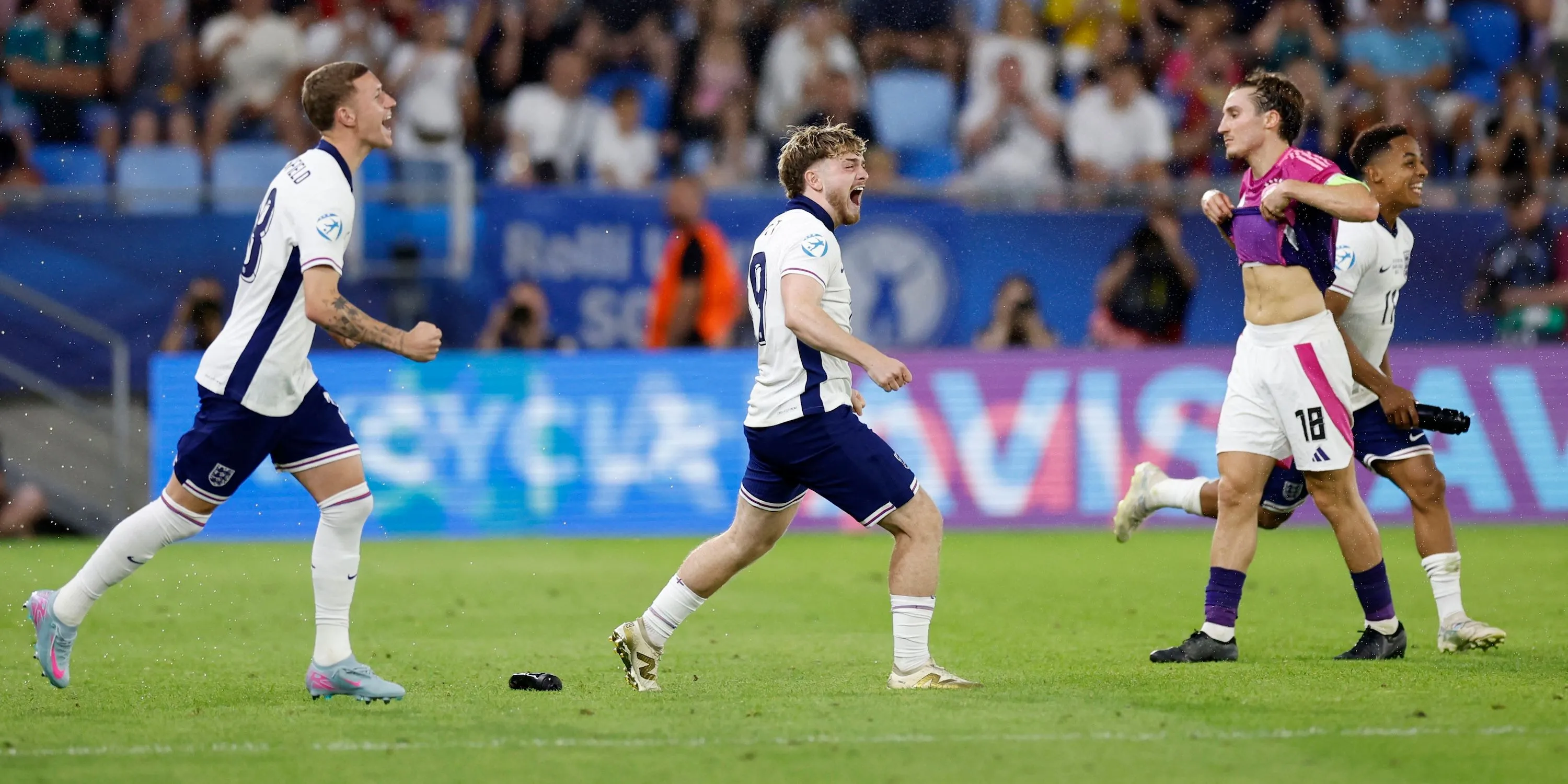Harvey Elliott (số 19) ăn mừng cùng đồng đội tại đội tuyển U21 Anh, thể hiện phong độ cao