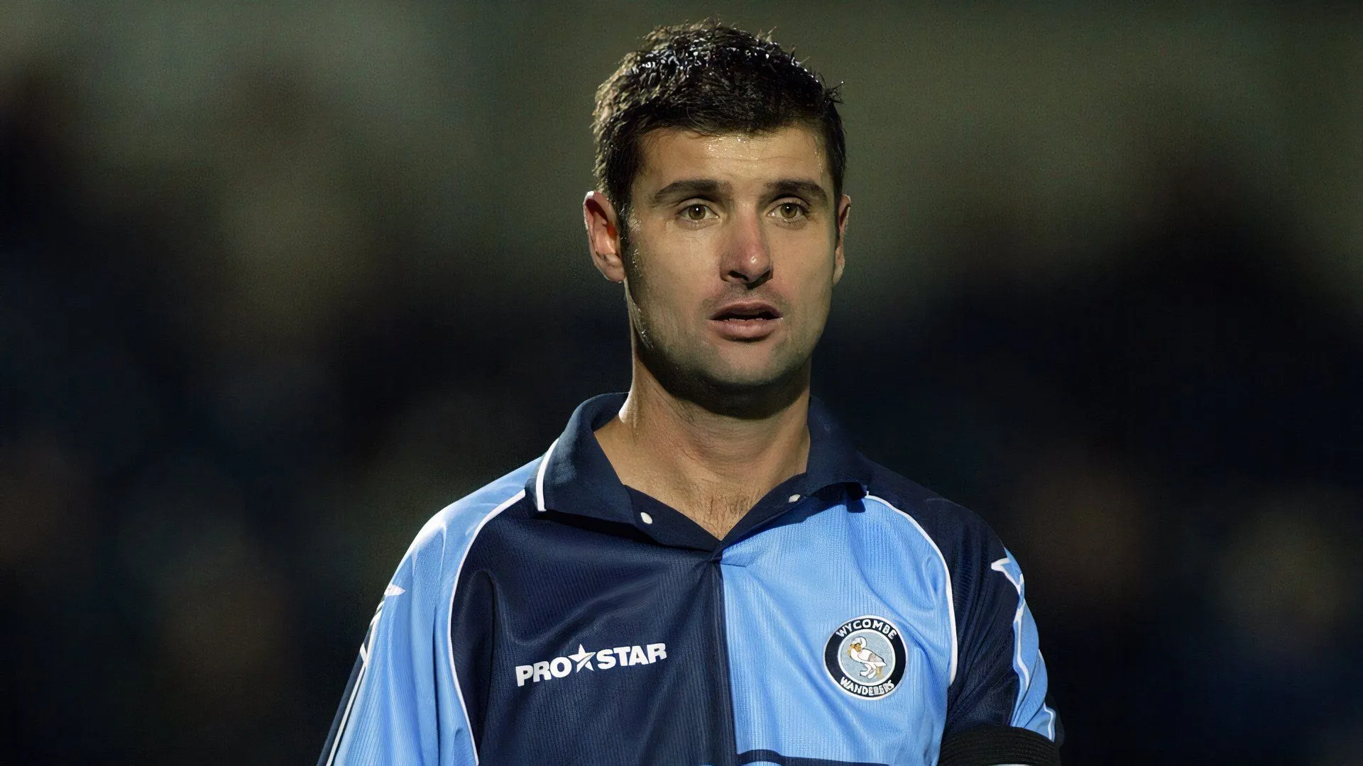 Hậu vệ Jason Cousins thi đấu cho Wycombe Wanderers