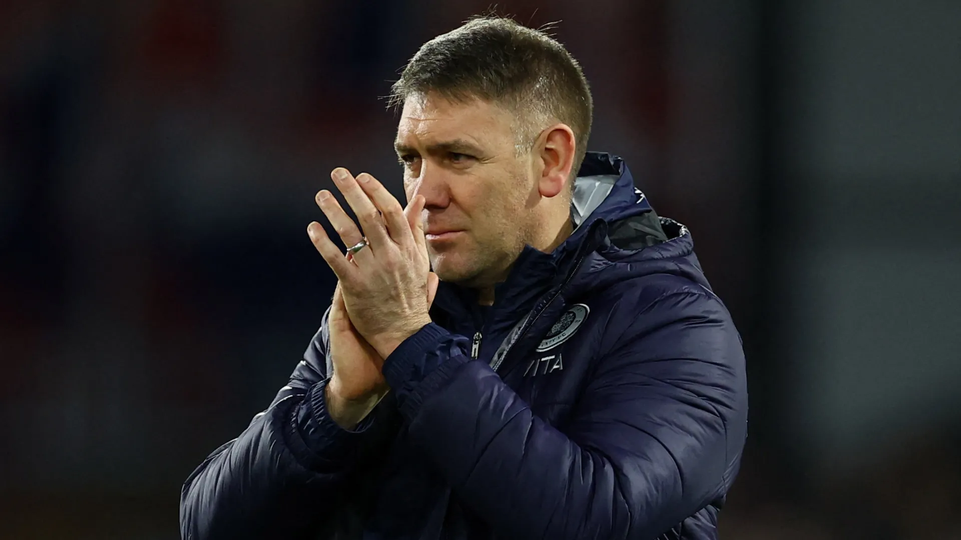 Huấn luyện viên Dave Challinor của Stockport County, người đang tìm cách tăng cường đội hình để thăng hạng
