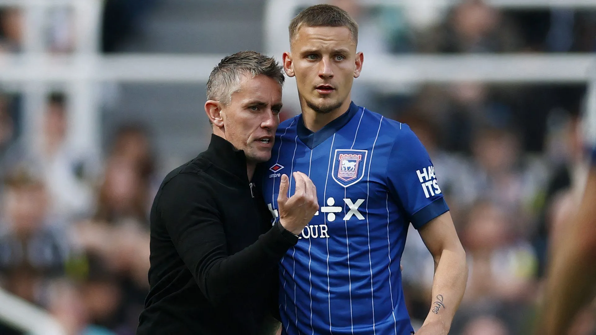 Huấn luyện viên Kieran McKenna của Ipswich Town thảo luận chiến thuật, đón chào bản hợp đồng mới Ashley Young cho mục tiêu thăng hạng Championship.
