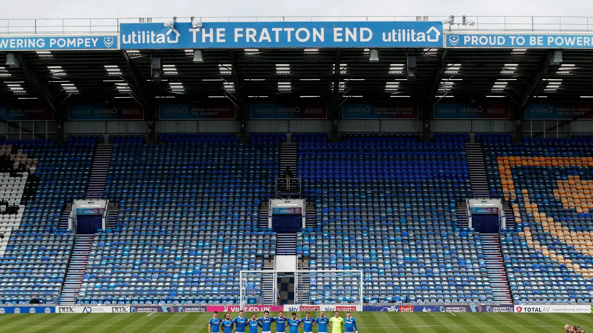 Khán đài Fratton End tại Fratton Park, sân nhà của Portsmouth, dù sôi động nhưng cơ sở vật chất đã cũ.