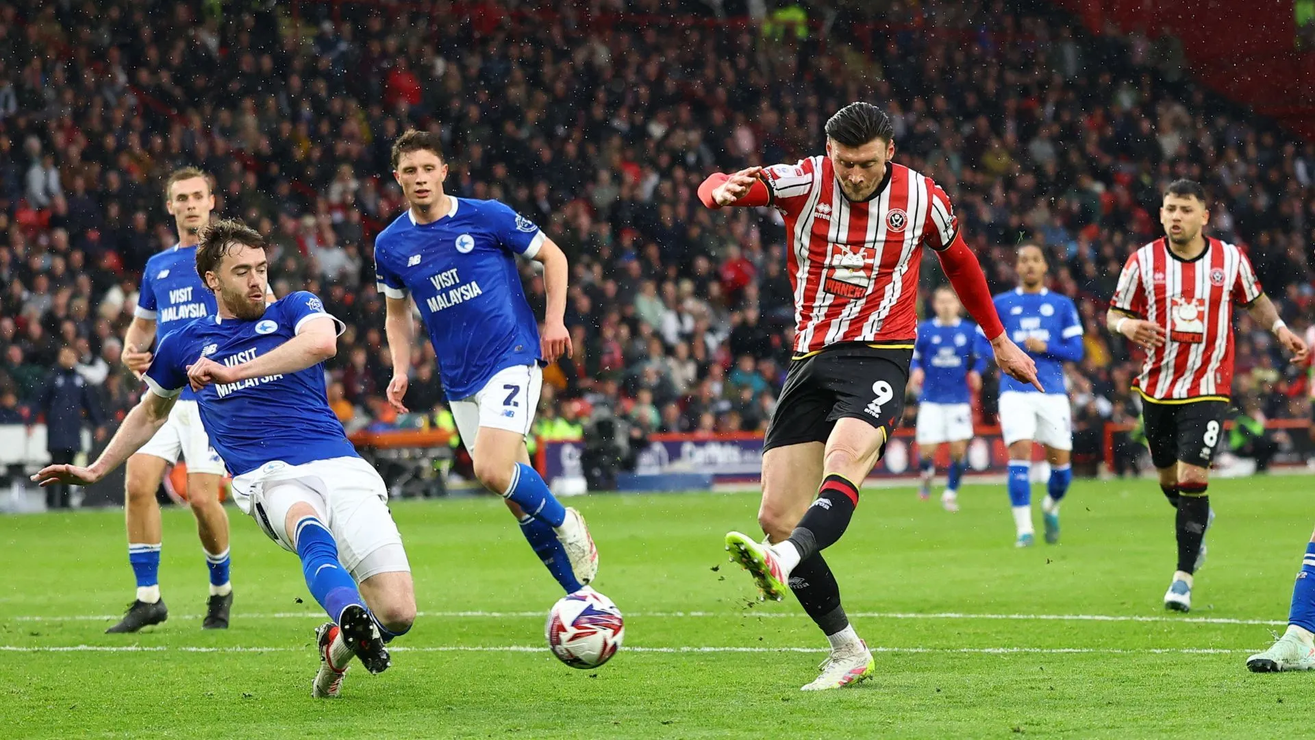Kieffer Moore tranh bóng trong trận đấu tại Championship