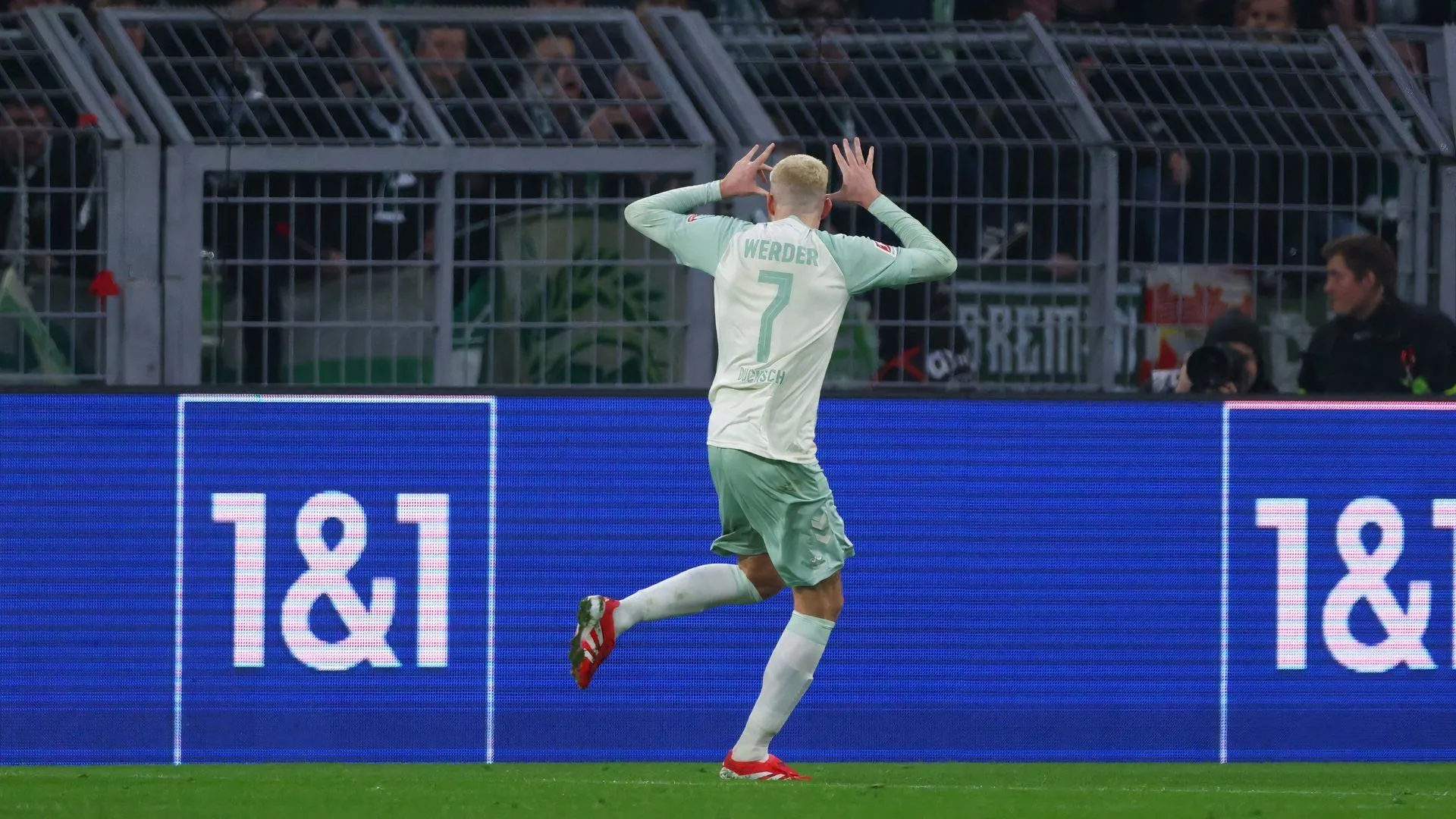 Marvin Ducksch ghi bàn cho Werder Bremen trong trận đấu với Borussia Dortmund