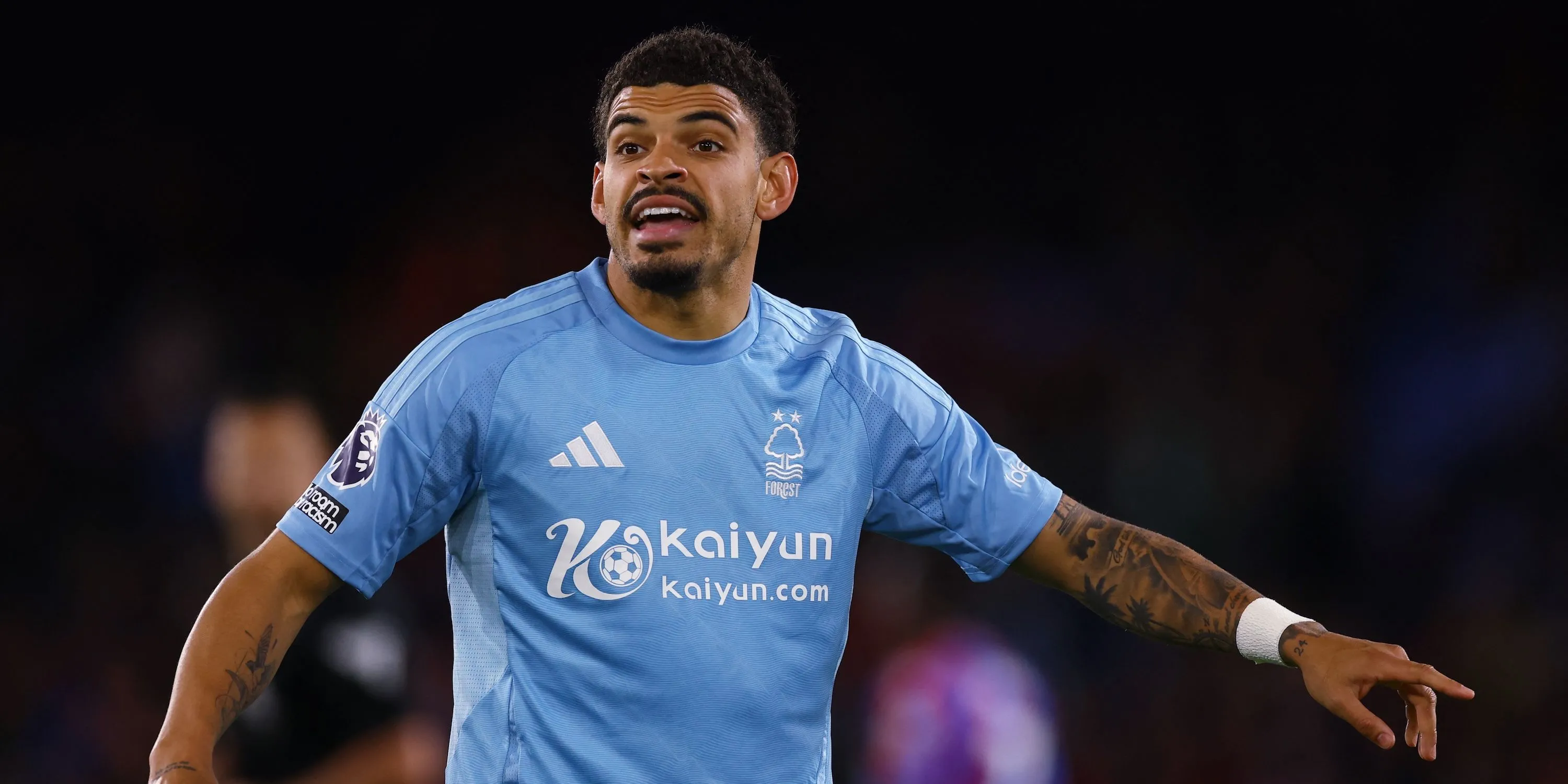 Morgan Gibbs-White phản ứng trong trận đấu của Nottingham Forest