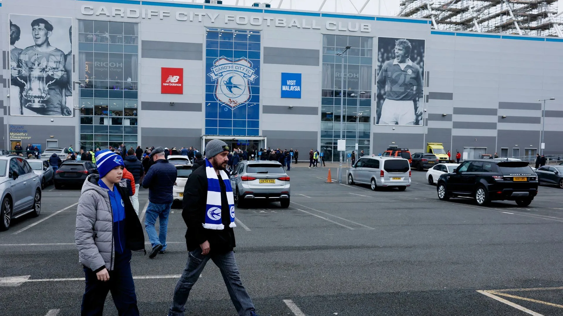 Người hâm mộ Cardiff City tại Sân vận động Cardiff City trước mùa giải League One đầy thách thức