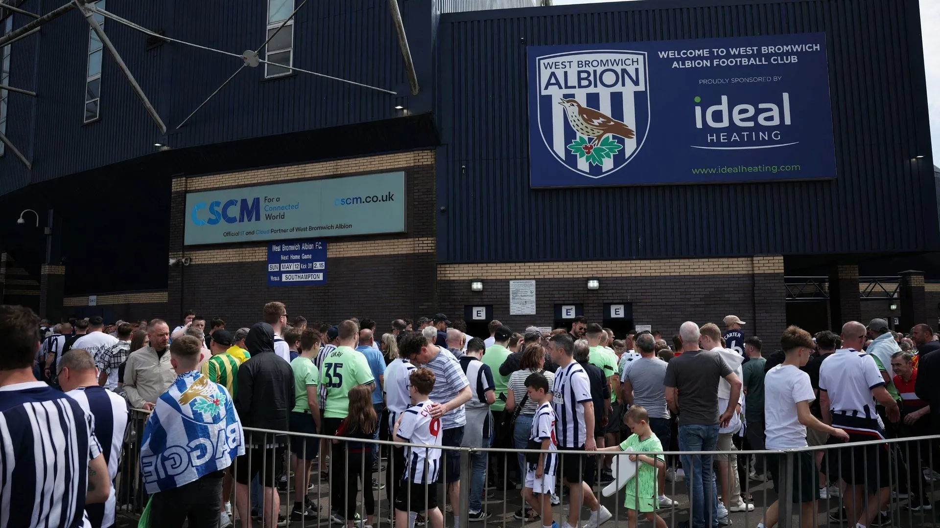 Người hâm mộ West Bromwich Albion tại sân vận động The Hawthorns.
