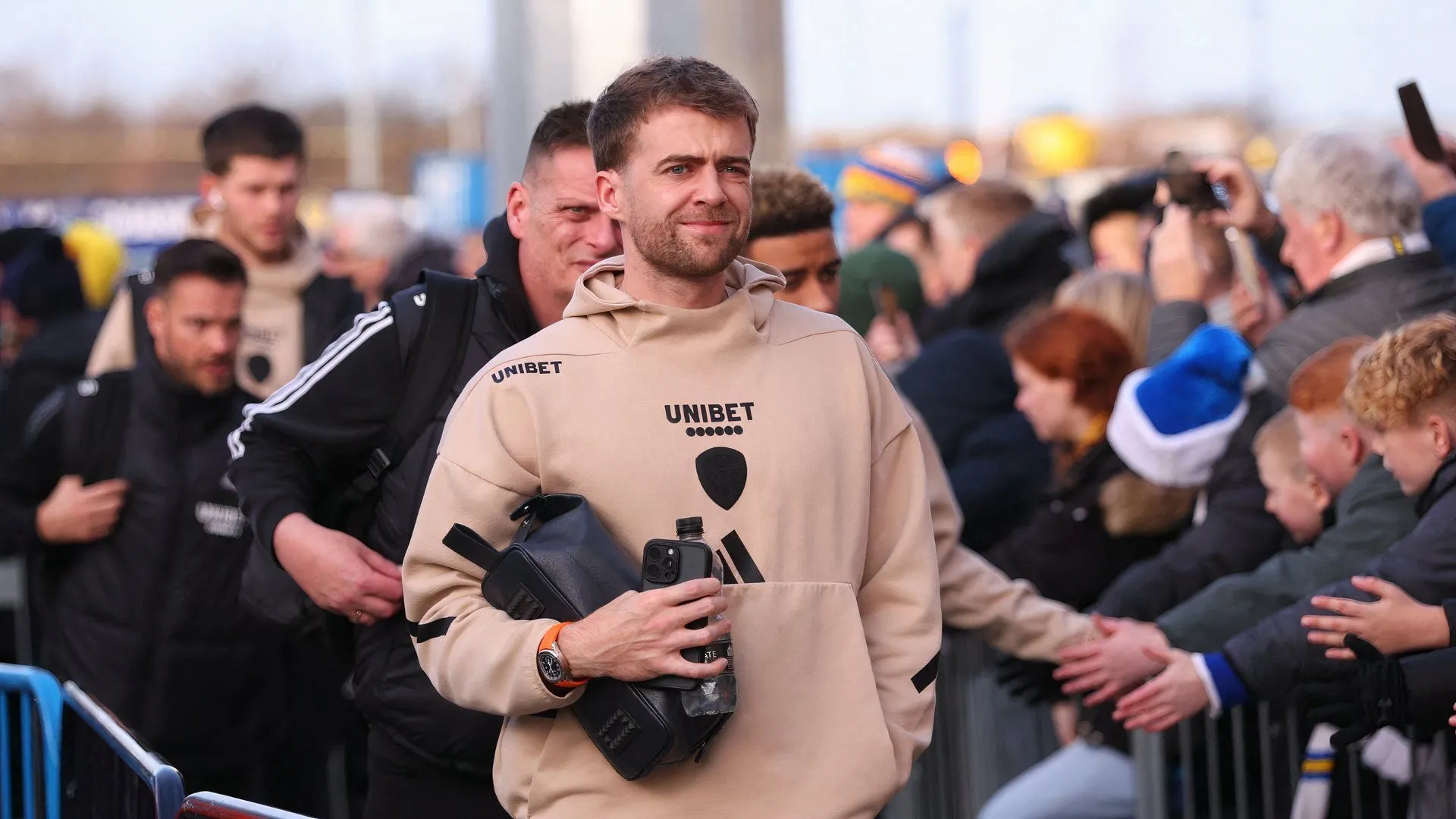 Patrick Bamford tại sân Elland Road, tiền đạo đối mặt nhiều thách thức phong độ và lương bổng