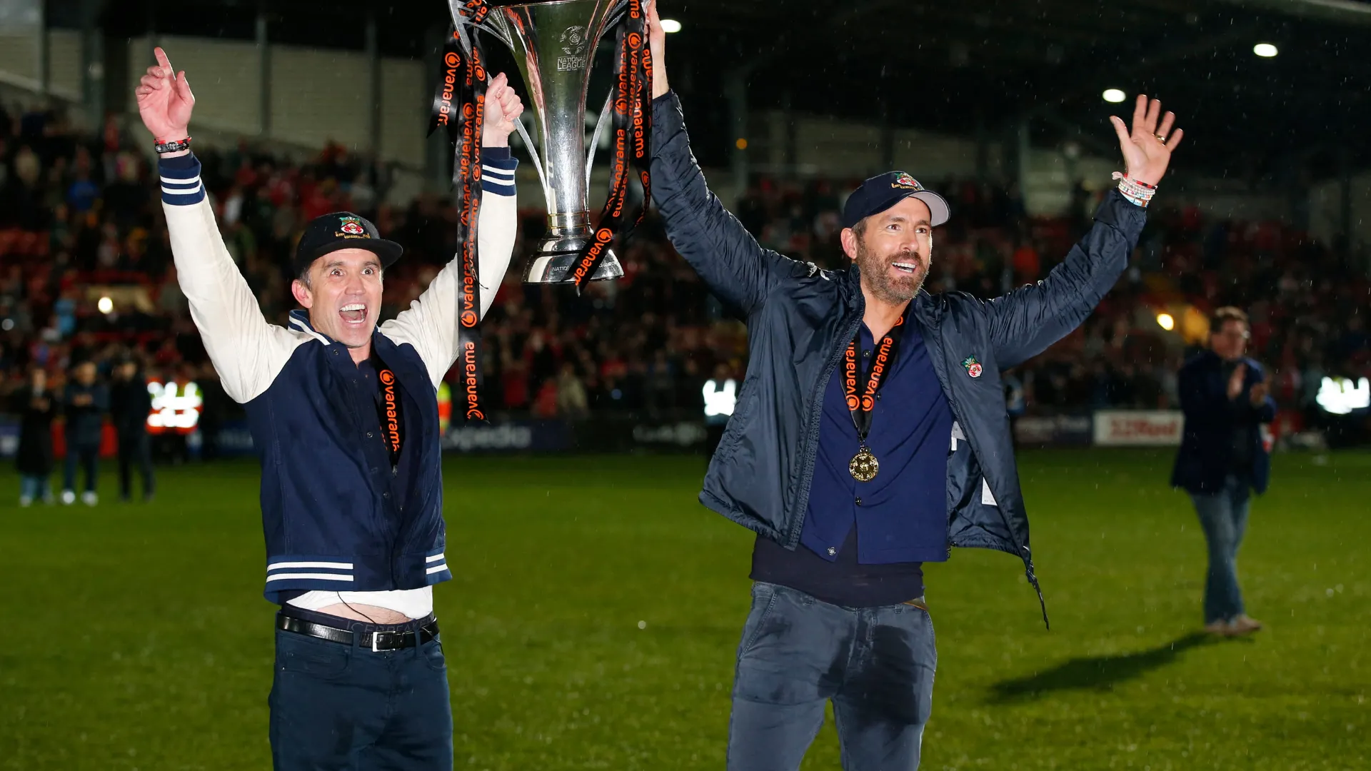 Ryan Reynolds và Rob McElhenney, chủ sở hữu Wrexham, tượng trưng cho câu lạc bộ cũng có mức giá áo đấu tương tự Birmingham City