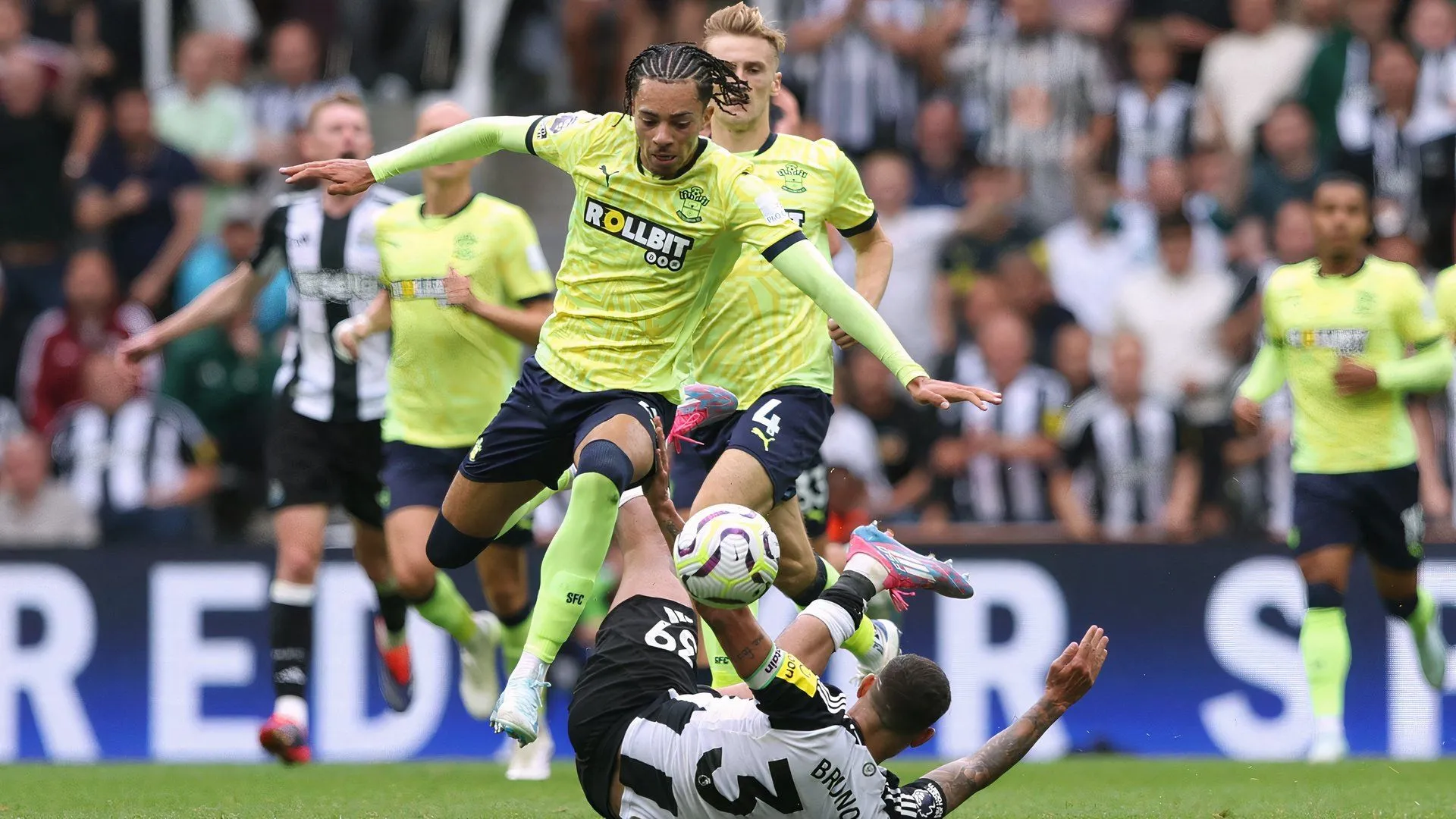 Samuel Edozie thi đấu cho Southampton ở Championship sau khi đội bóng xuống hạng