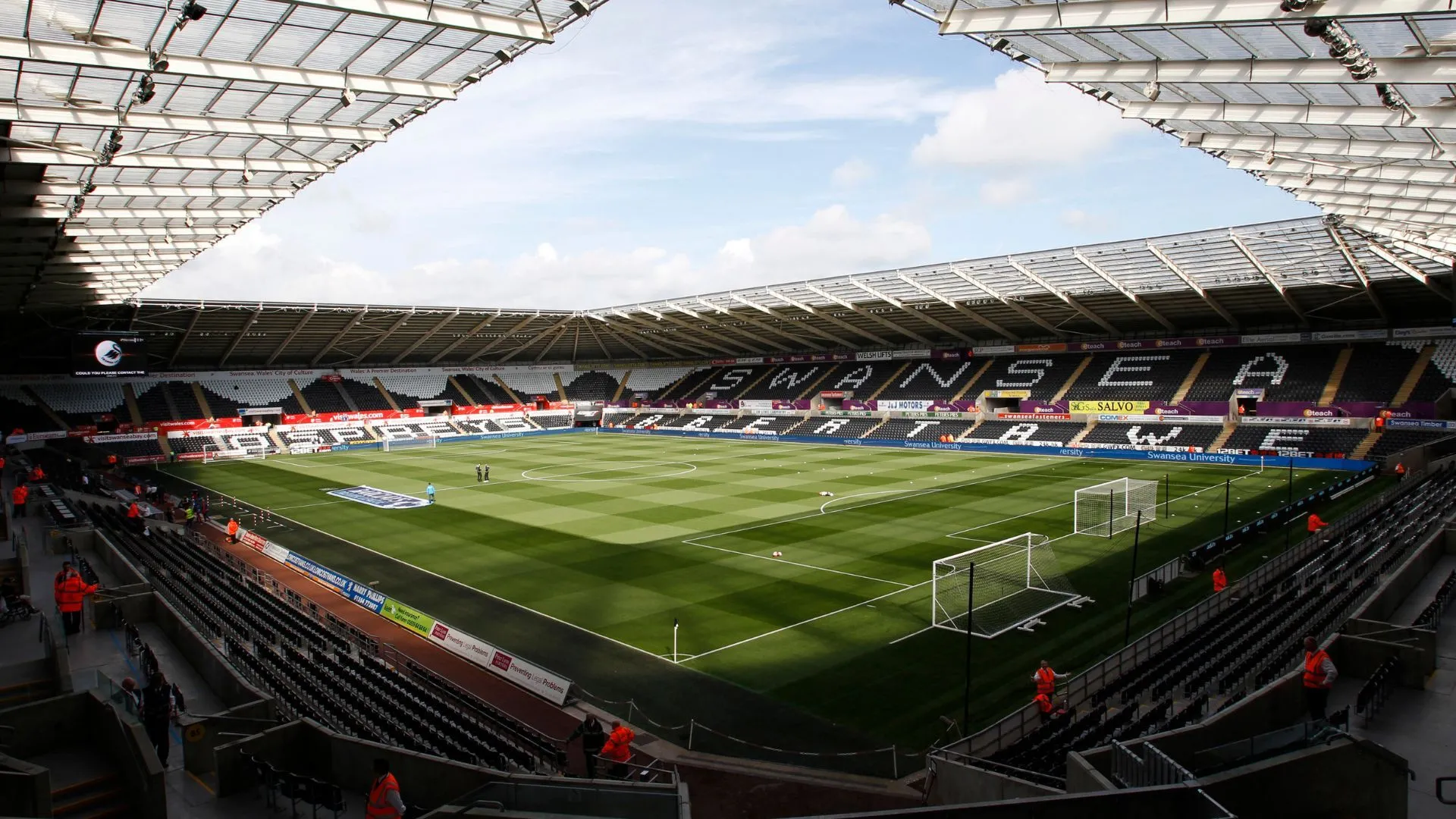 Sân Swansea.com Stadium của Swansea City, hiện đại nhưng thiếu đi bản sắc riêng biệt.