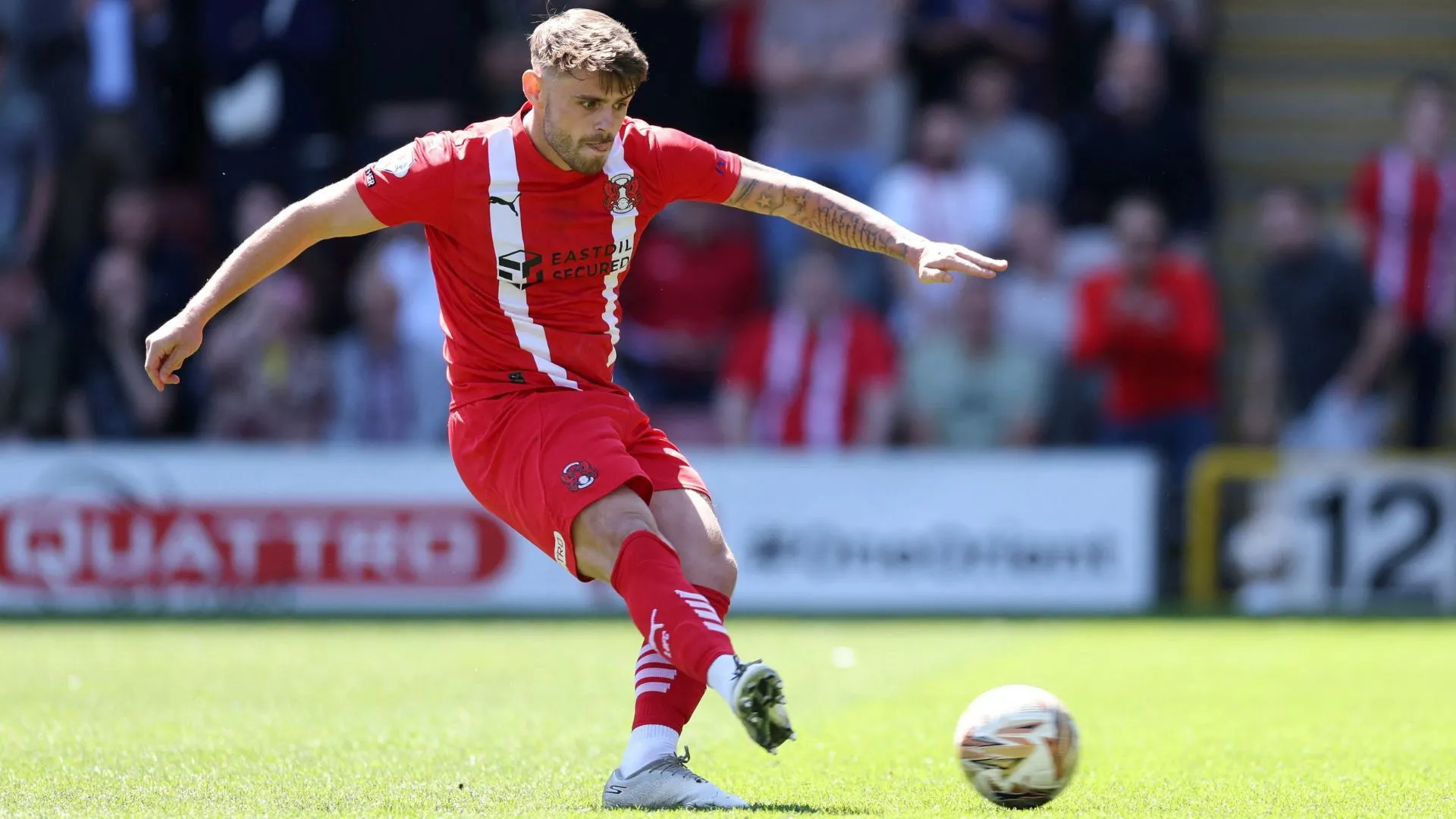 Tiền đạo Charlie Kelman thi đấu cho Leyton Orient mùa trước