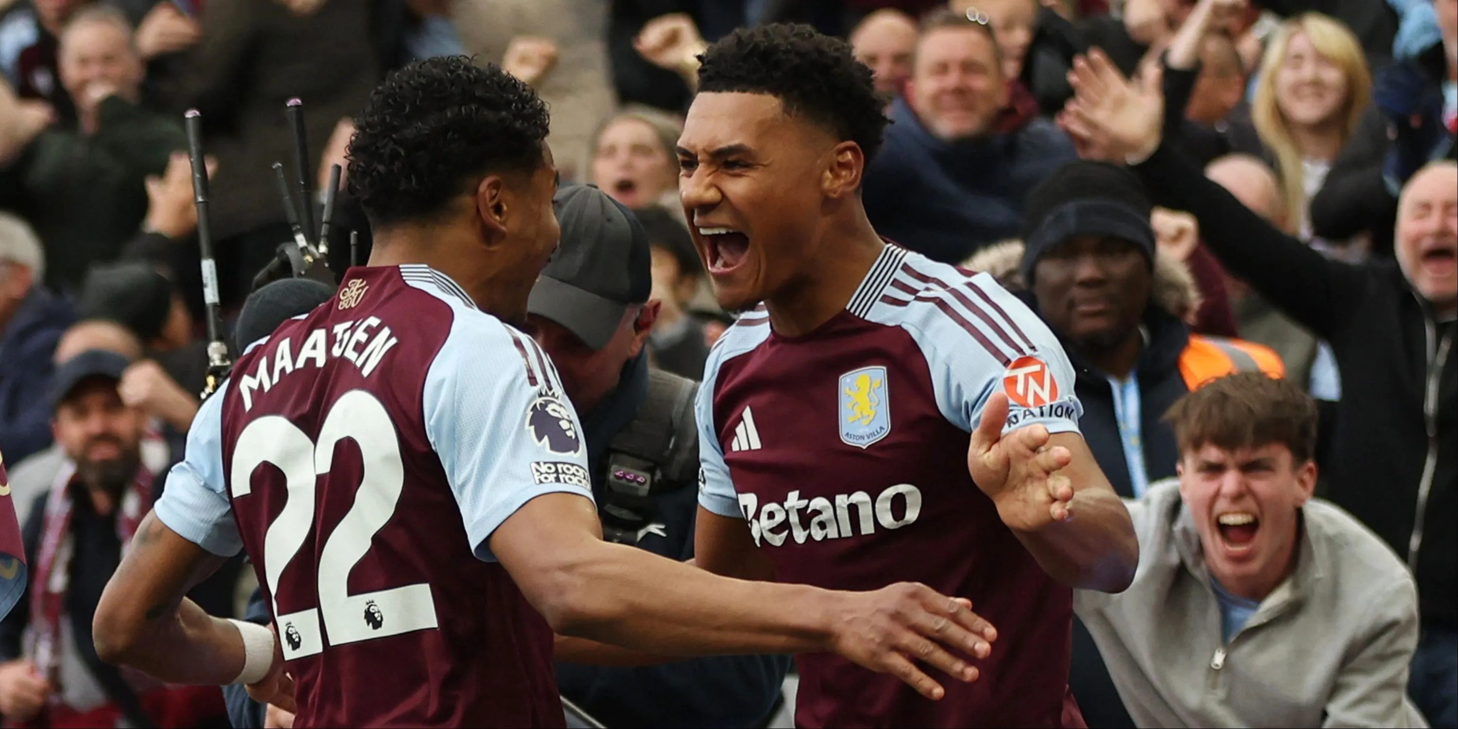 Tiền đạo Ollie Watkins của Aston Villa trong một pha bóng trên sân.