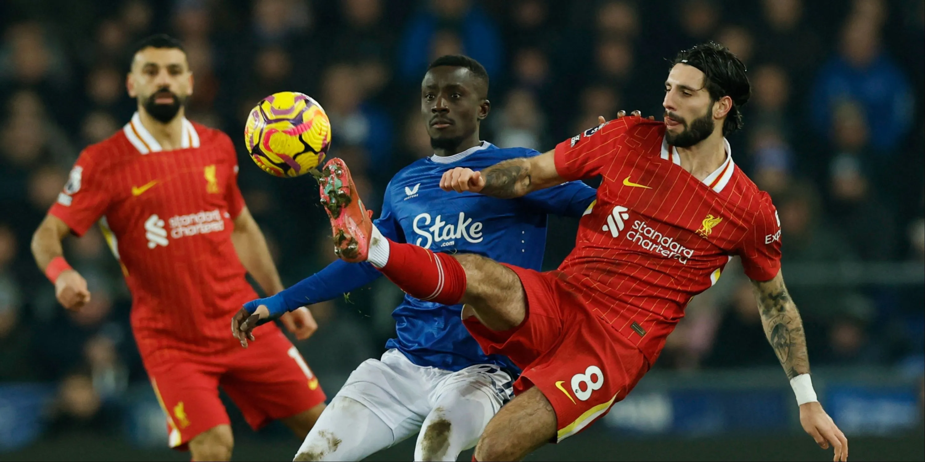 Tiền vệ Idrissa Gana Gueye của Everton trong trận đấu