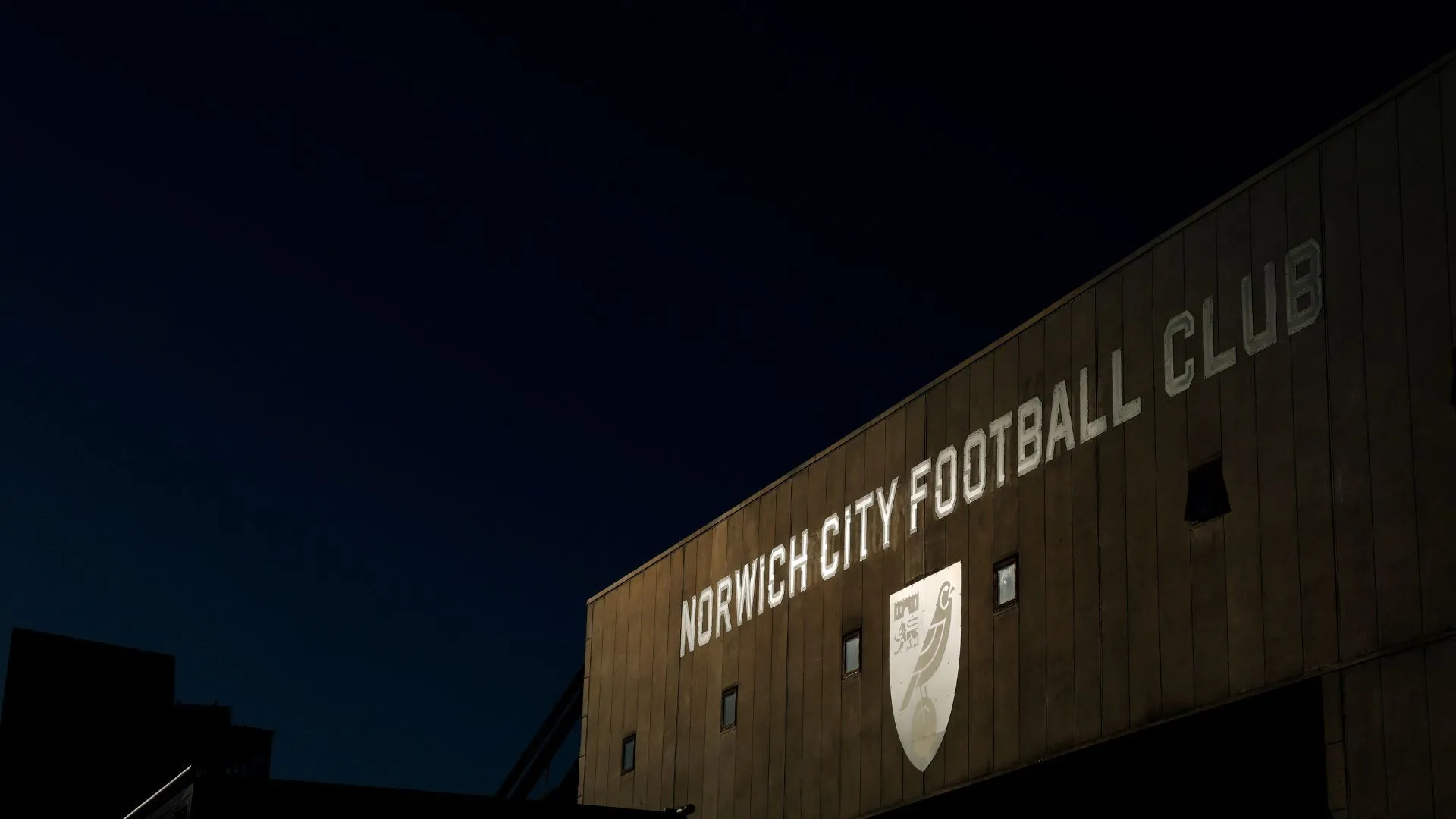Toàn cảnh bên ngoài sân vận động Carrow Road của Norwich City