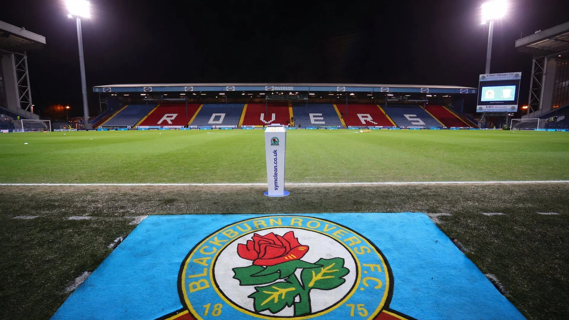 Toàn cảnh sân Ewood Park của Blackburn Rovers, một di tích lịch sử nhưng thường vắng vẻ.