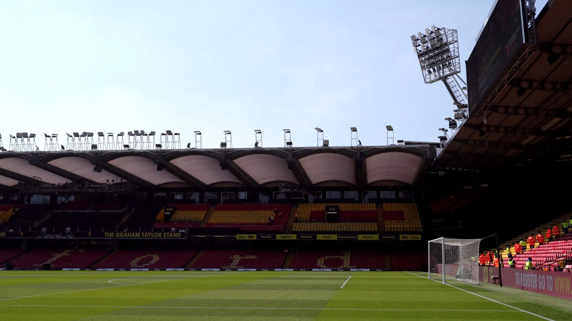 Vicarage Road, sân nhà của Watford, mang vẻ ngoài gọn gàng nhưng thiếu điểm nhấn đặc biệt.