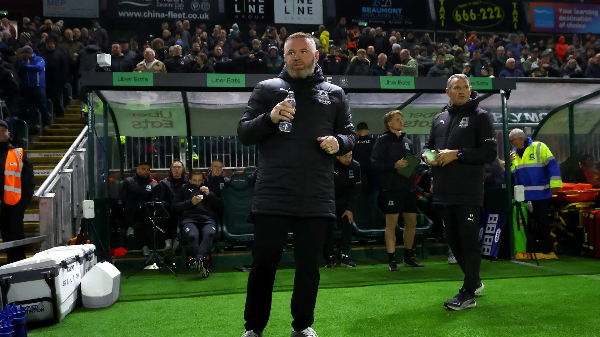 Wayne Rooney trong trận đấu của Plymouth Argyle