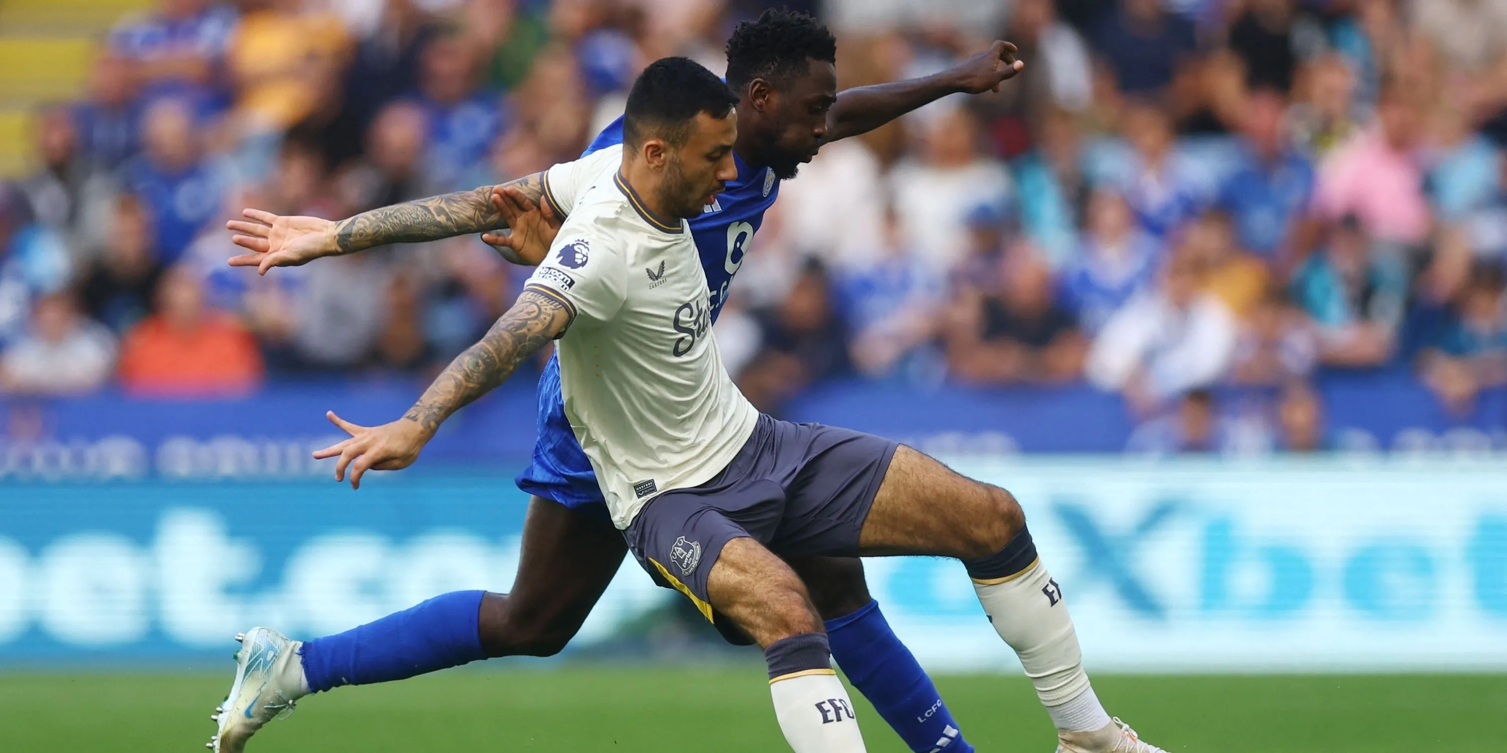 Wilfred Ndidi của Leicester tranh bóng với Dwight McNeil của Everton