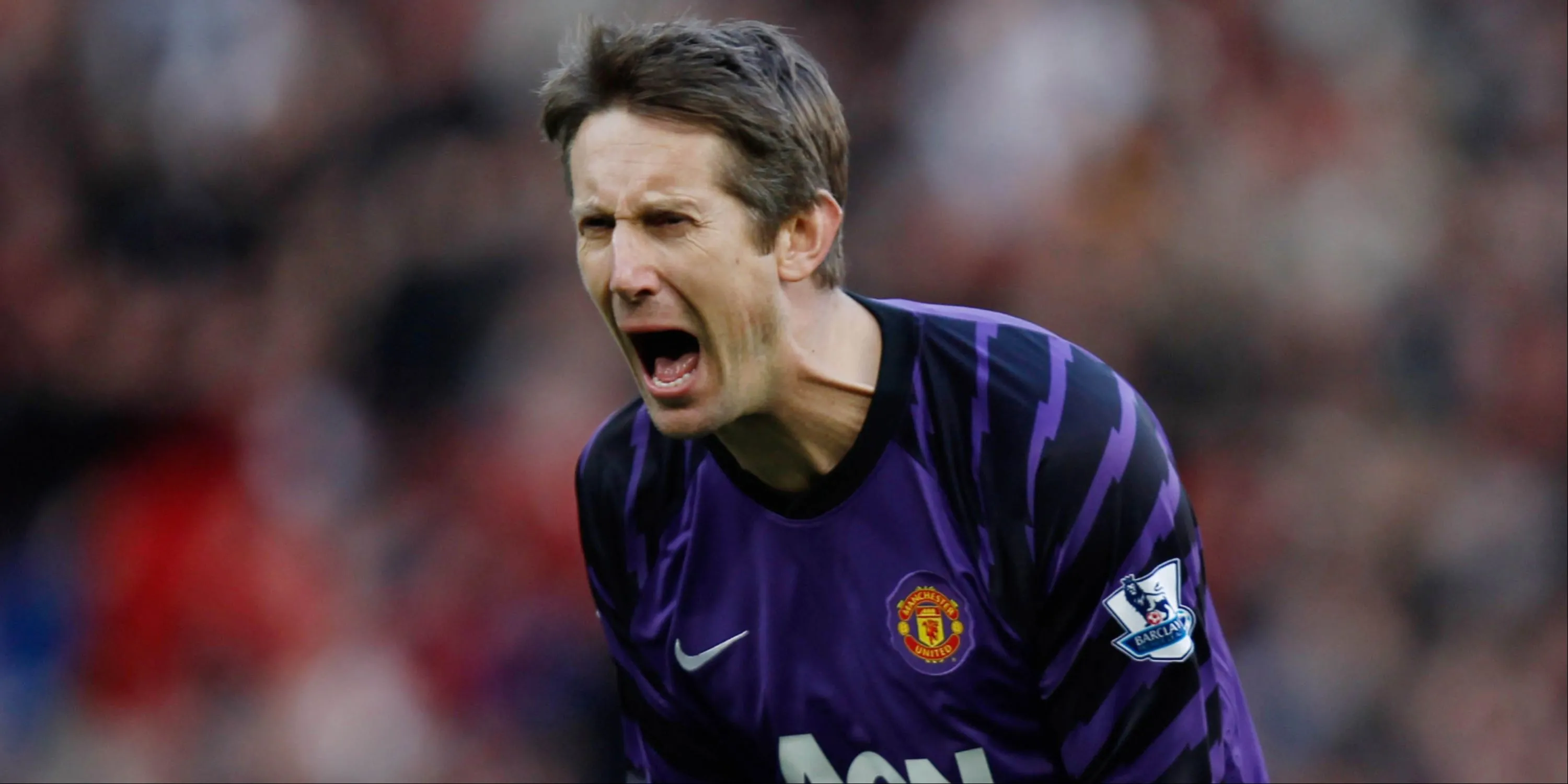 Edwin van der Sar trong màu áo Manchester United.