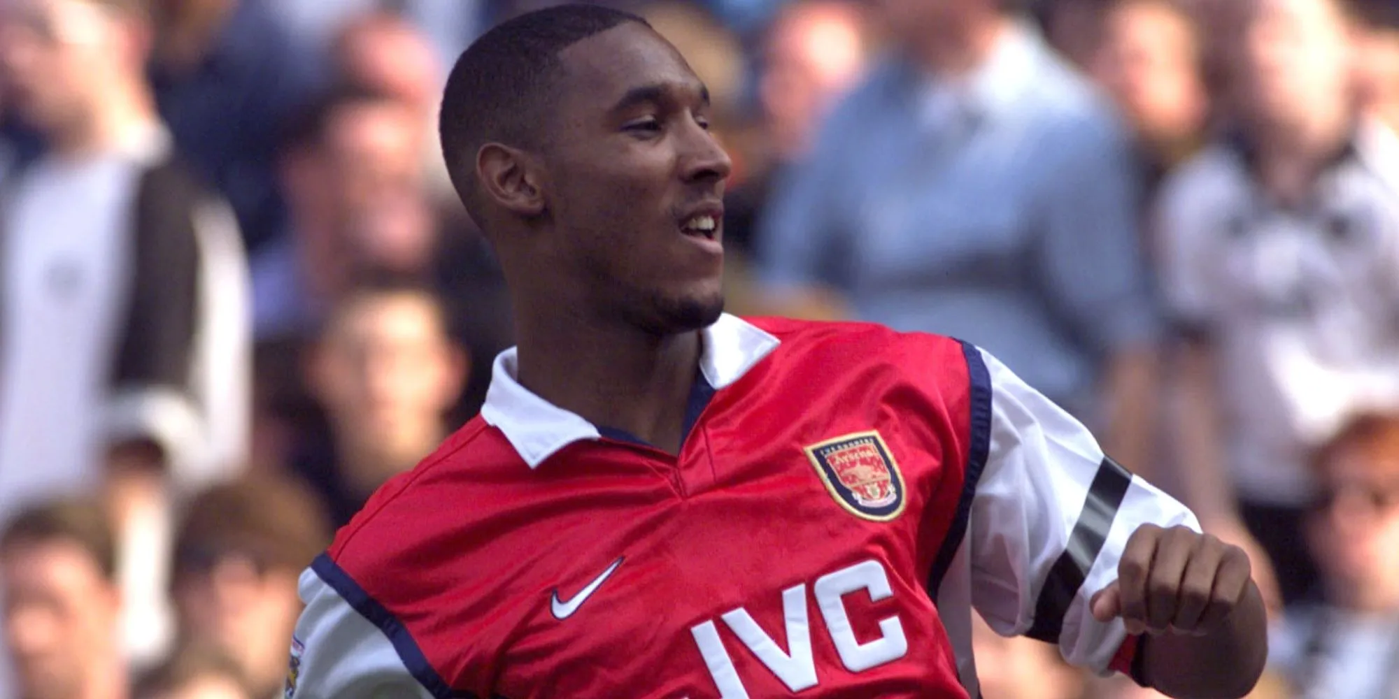 Nicolas Anelka ăn mừng bàn thắng cho Arsenal.