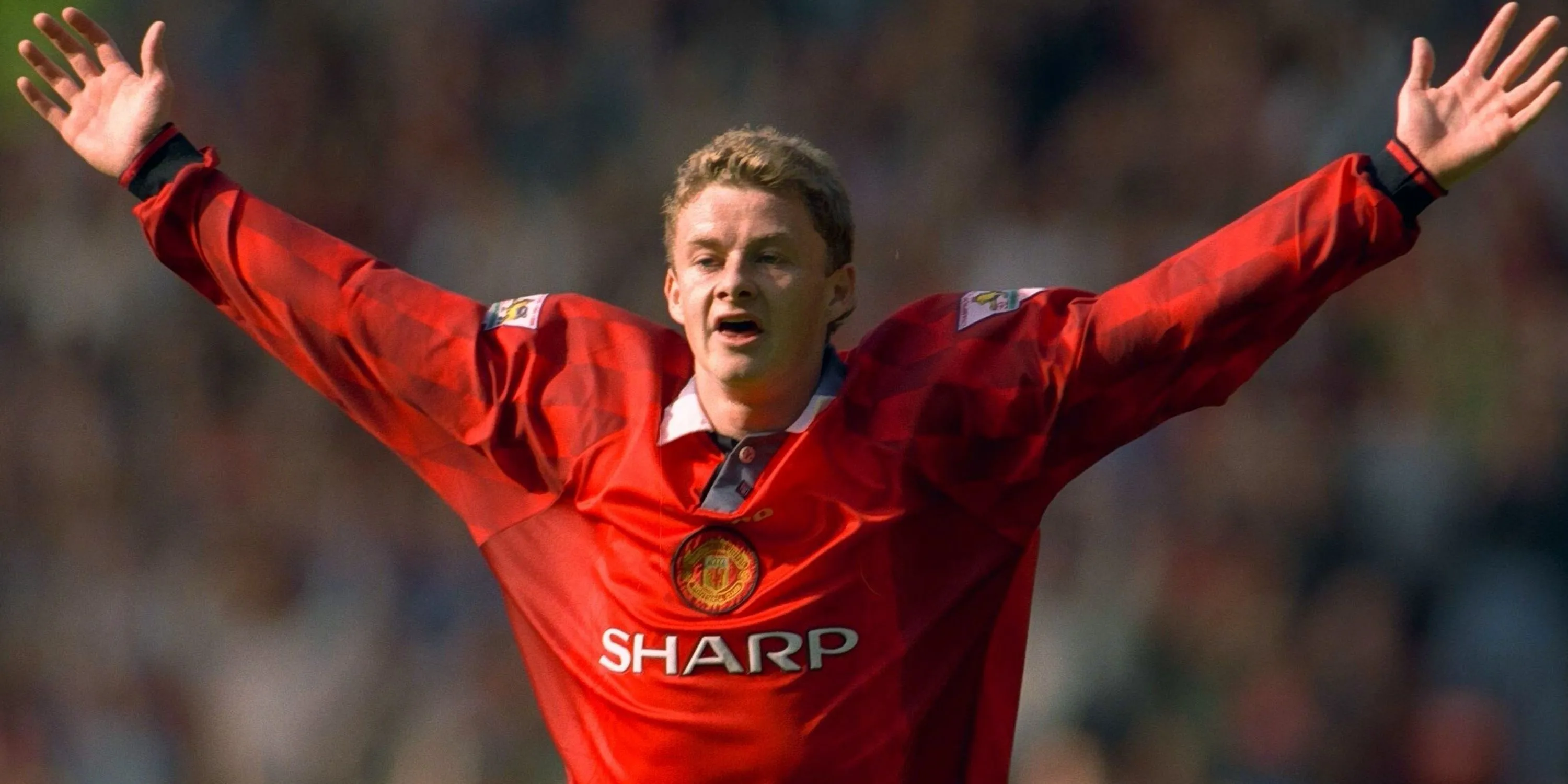 Ole Gunnar Solskjaer ăn mừng bàn thắng cho Manchester United.