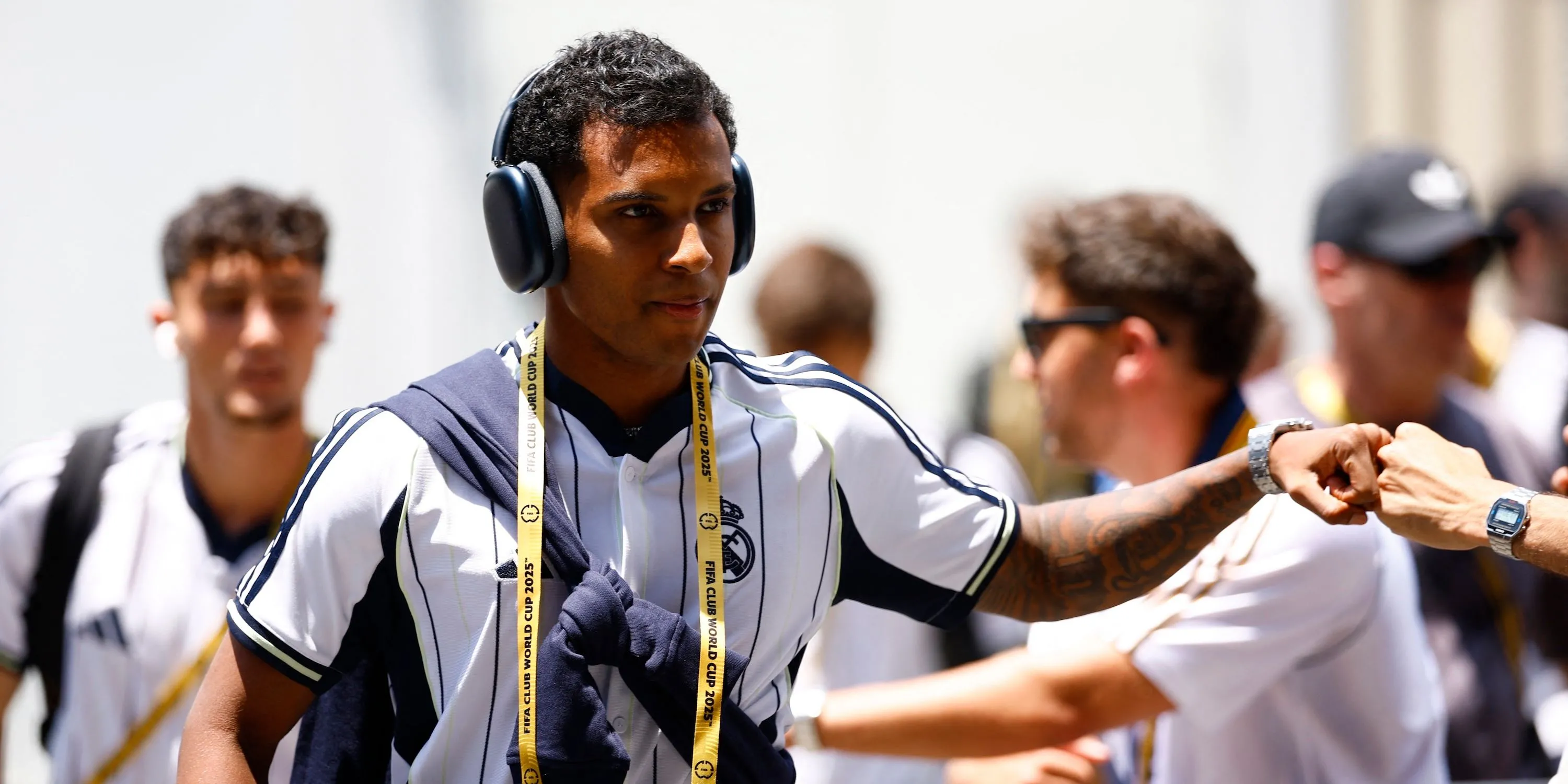 Rodrygo của Real Madrid đến sân vận động trước trận đấu